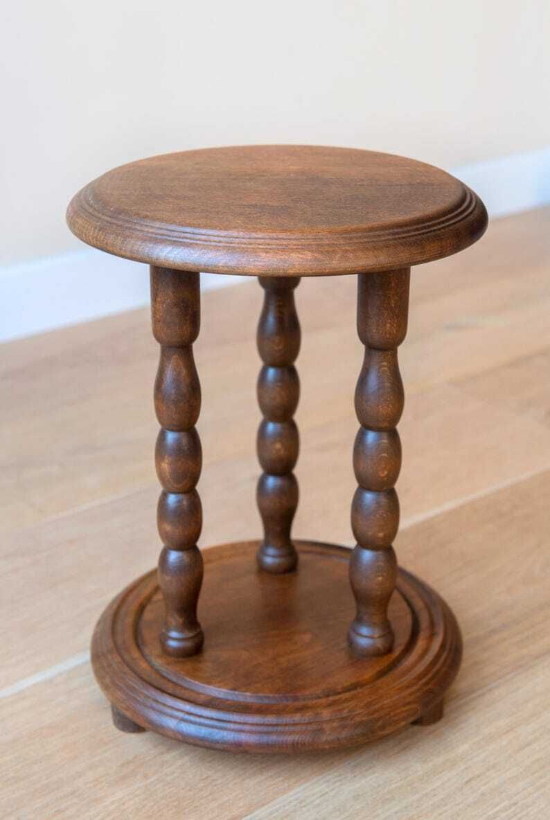 photo for sale Tabouret rond à pieds tournés, table d'appoint d'époque à pieds bobine, porte-plante en chêne rustique, petite table d'appoint, décoration campagne