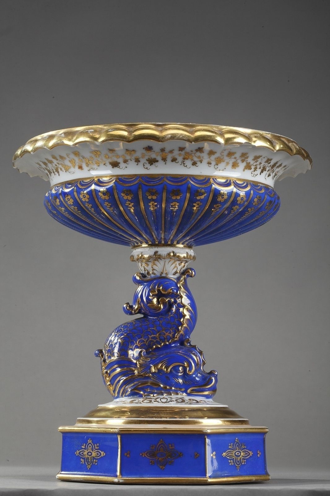 Plat de service du milieu du XIXe siècle en porcelaine polychrome au dauphin photo Décoration