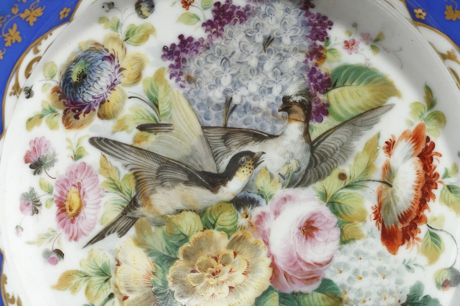 photo vinterior Plat de service du milieu du XIXe siècle en porcelaine polychrome au dauphin