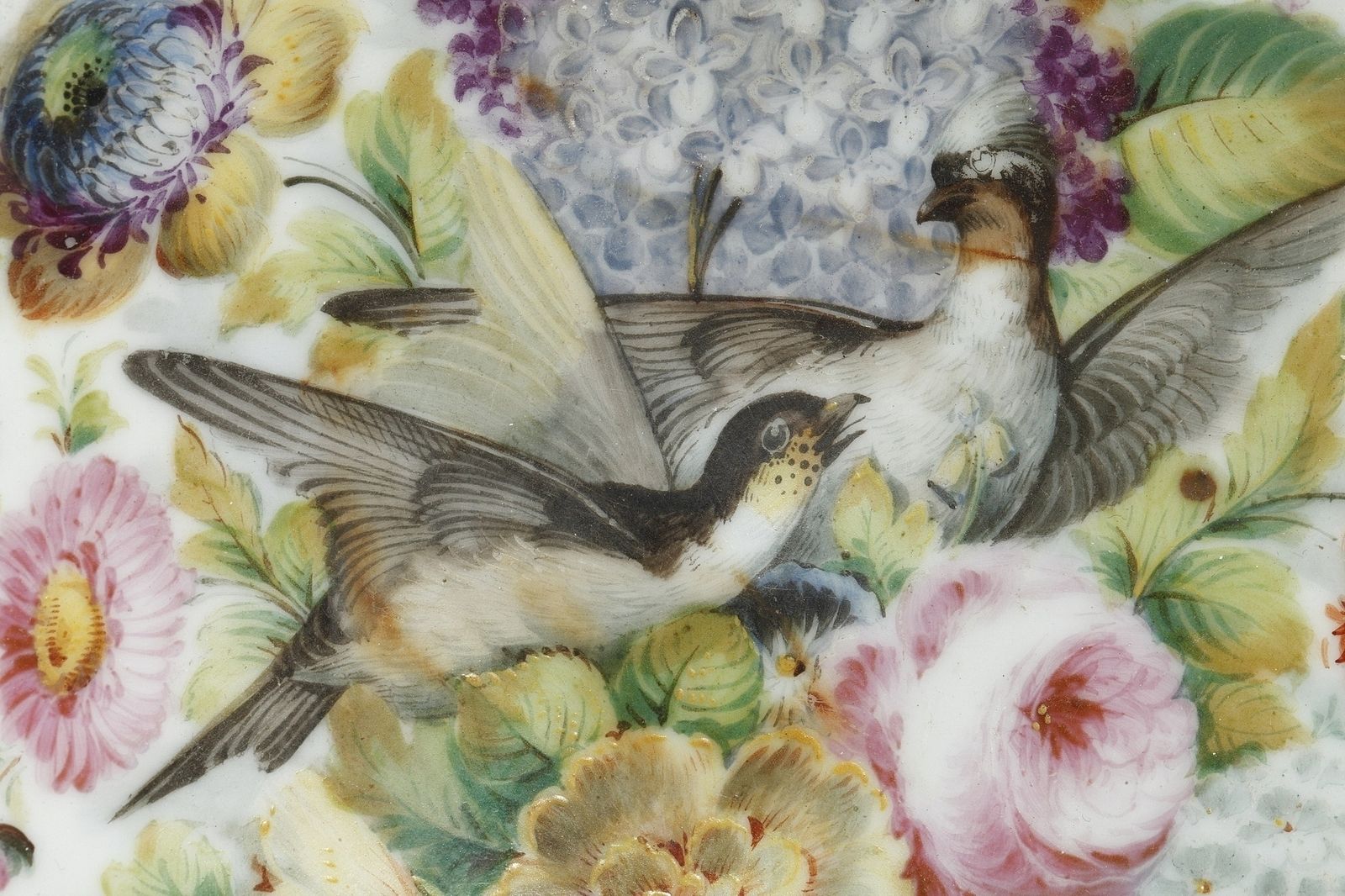 photo buy Plat de service du milieu du XIXe siècle en porcelaine polychrome au dauphin