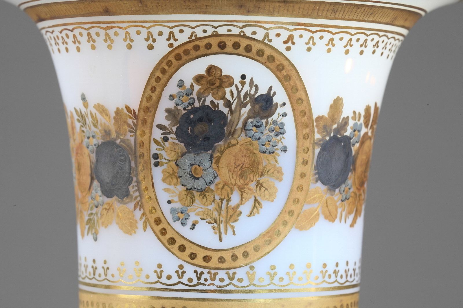 photo furniture Paar Medici-vazen in witte opaal door Jean Baptiste Desvignes