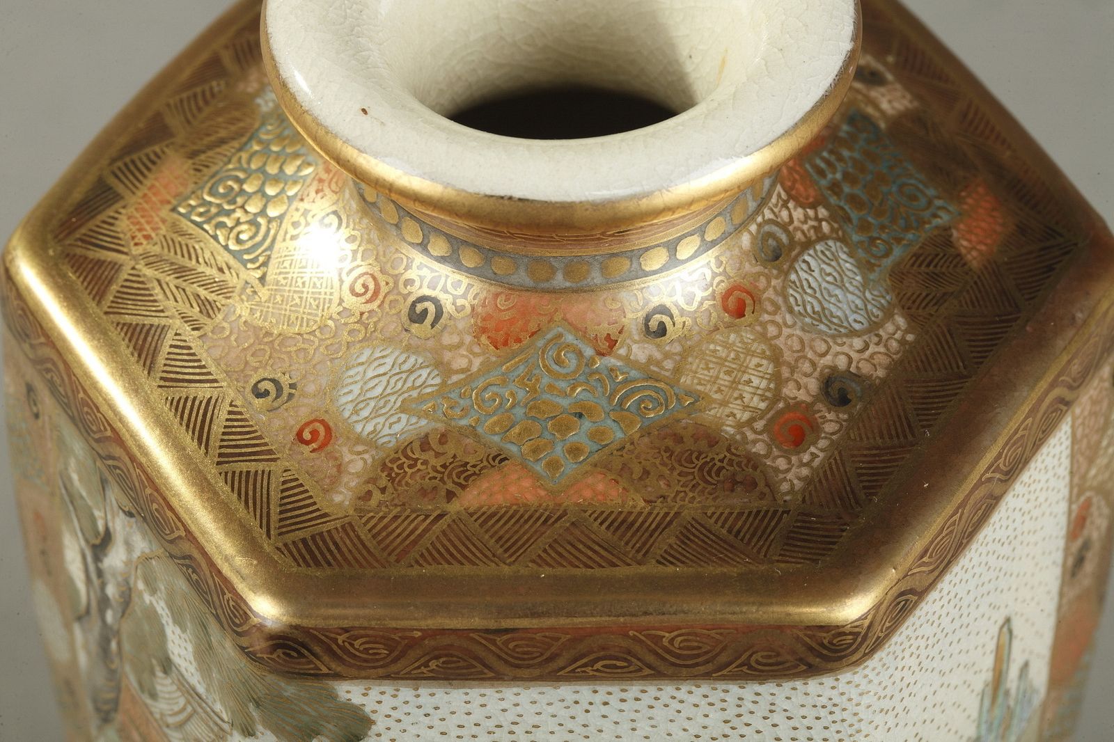Décoration Paire de petits vases Satsuma japonais en porcelaine, XXe siècle photo