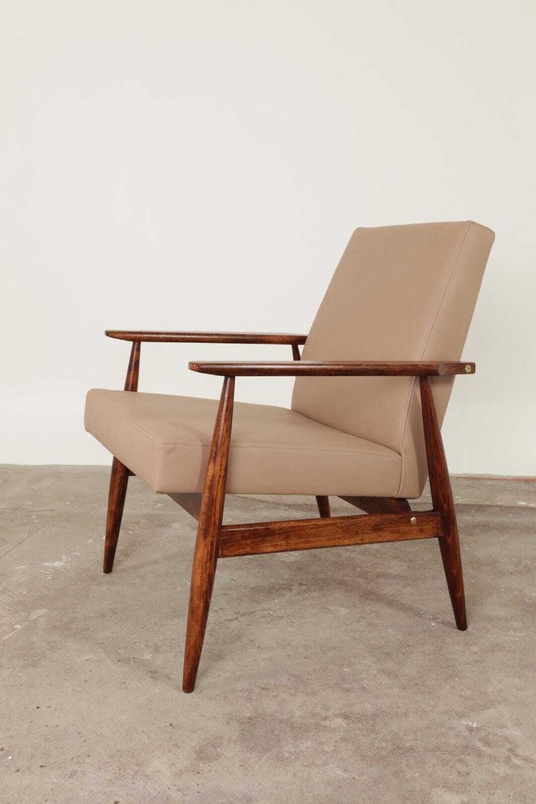 Scandinavian Lounge Chair Vege Lether Beige Classic Design Walnut Color Wood photo 399.0