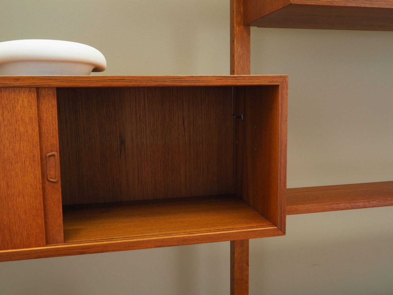 photo vintage Teak Wall Unit, Norwegian Design, 1960s, Designer: Kjell Riise, Production: Brødrene Jåtog