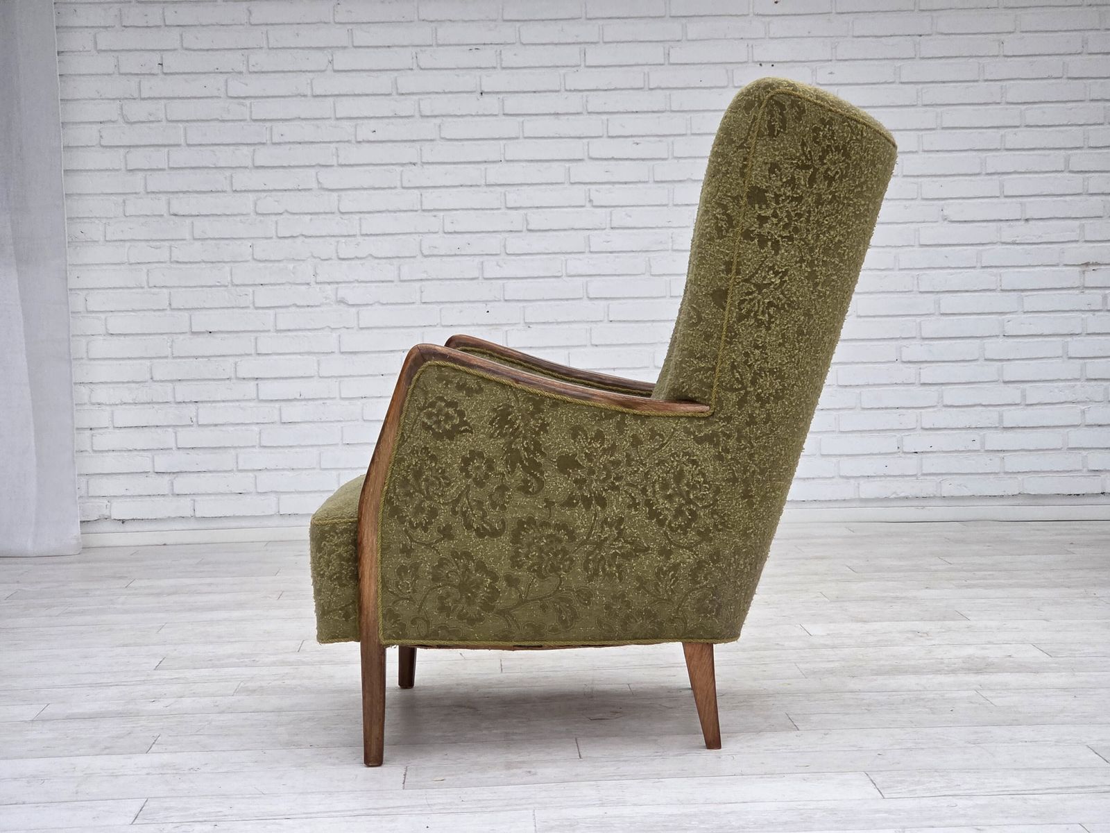 photo furniture Ca. Jaren 1960, Deense Fauteuil, Groen Meubelvelours, Essenhout.