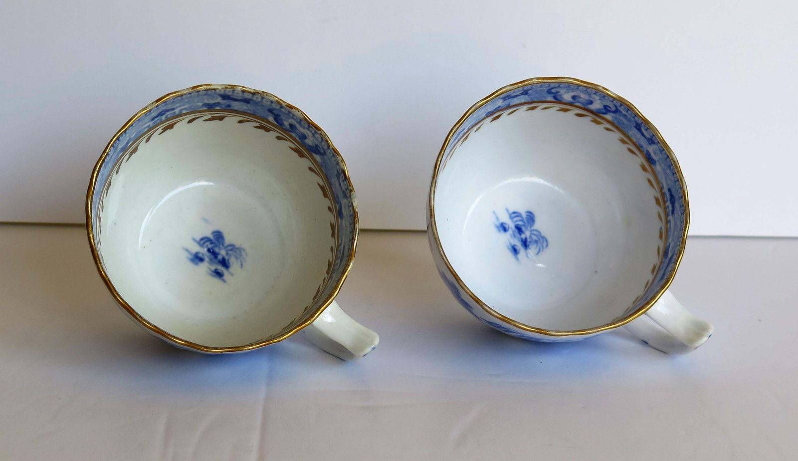 photo vinterior Miles Mason Porcelain Pair Of Tea Cups Broseley Blue And White Pattern, Ca. 1805