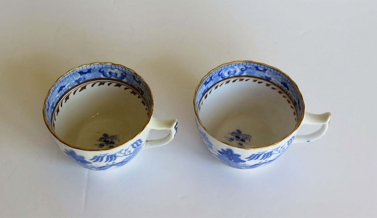 photo vintage Miles Mason Porcelain Pair Of Tea Cups Broseley Blue And White Pattern, Ca. 1805