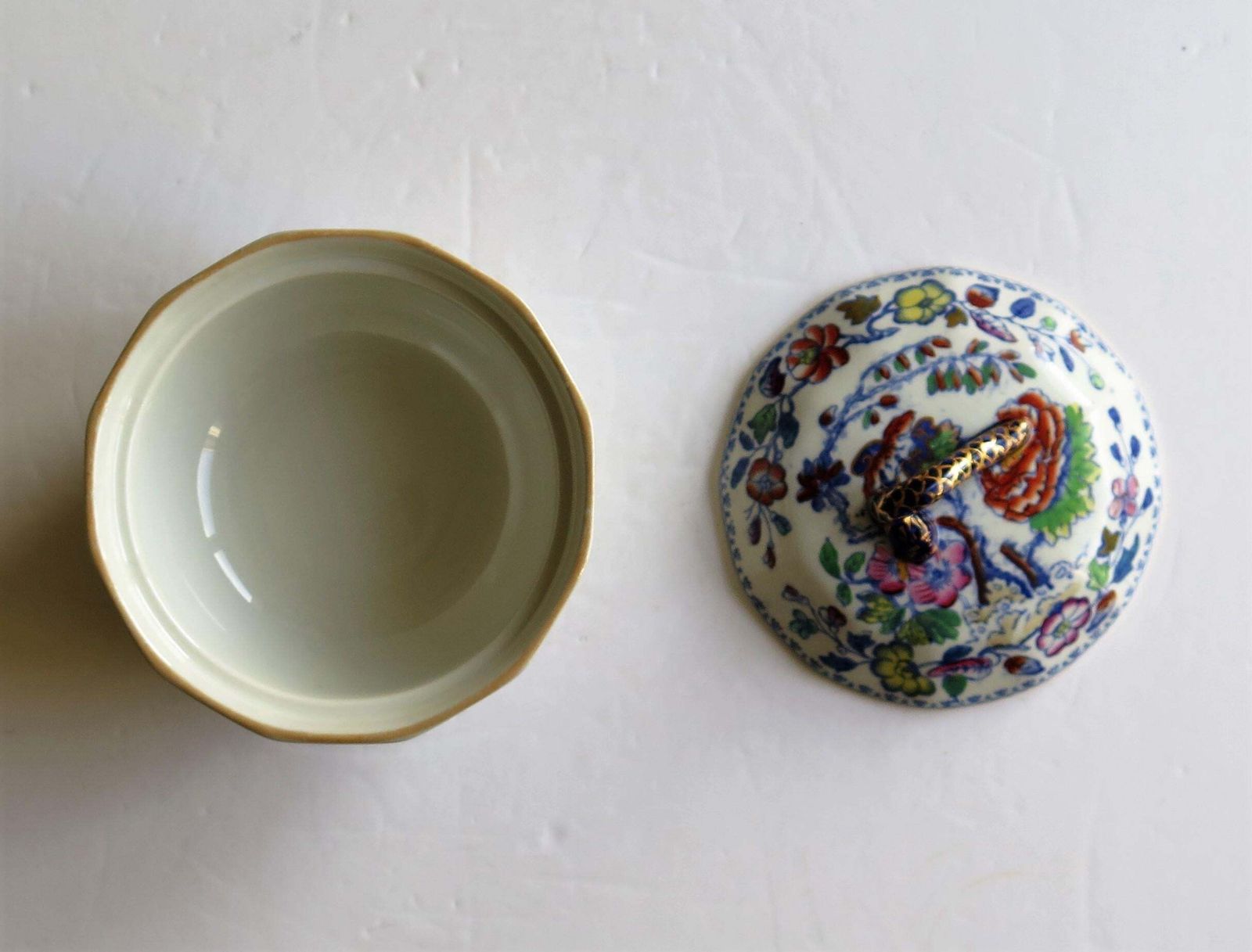 photo vintage Mason's Ironstone Lidded Dish Or Bowl In Flying Bird Pattern, Circa 1890