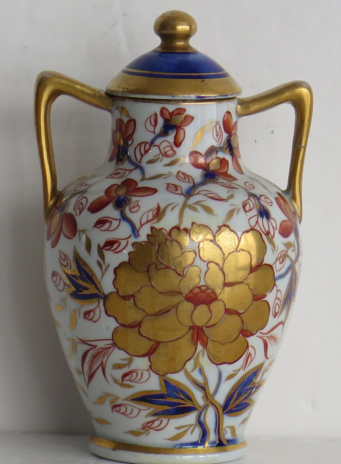 Rare Mason's Ironstone Miniature Lidded Urn In Gold Rose Japan Pattern, Circa 1820 photo vinterior