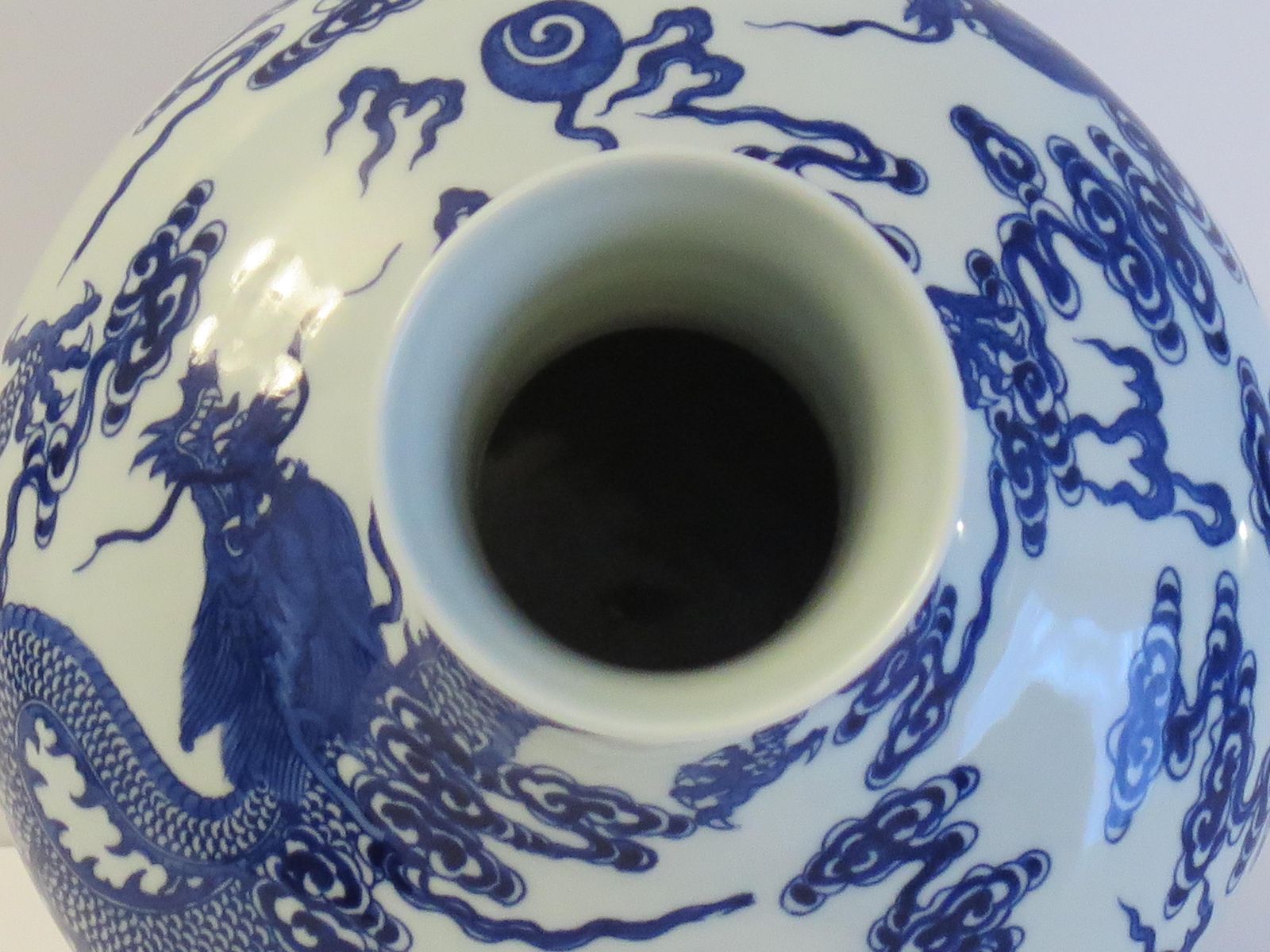 photo vinterior Chinese Export Vase Porcelain Blue & White Hand Painted Dragons, Circa 1950