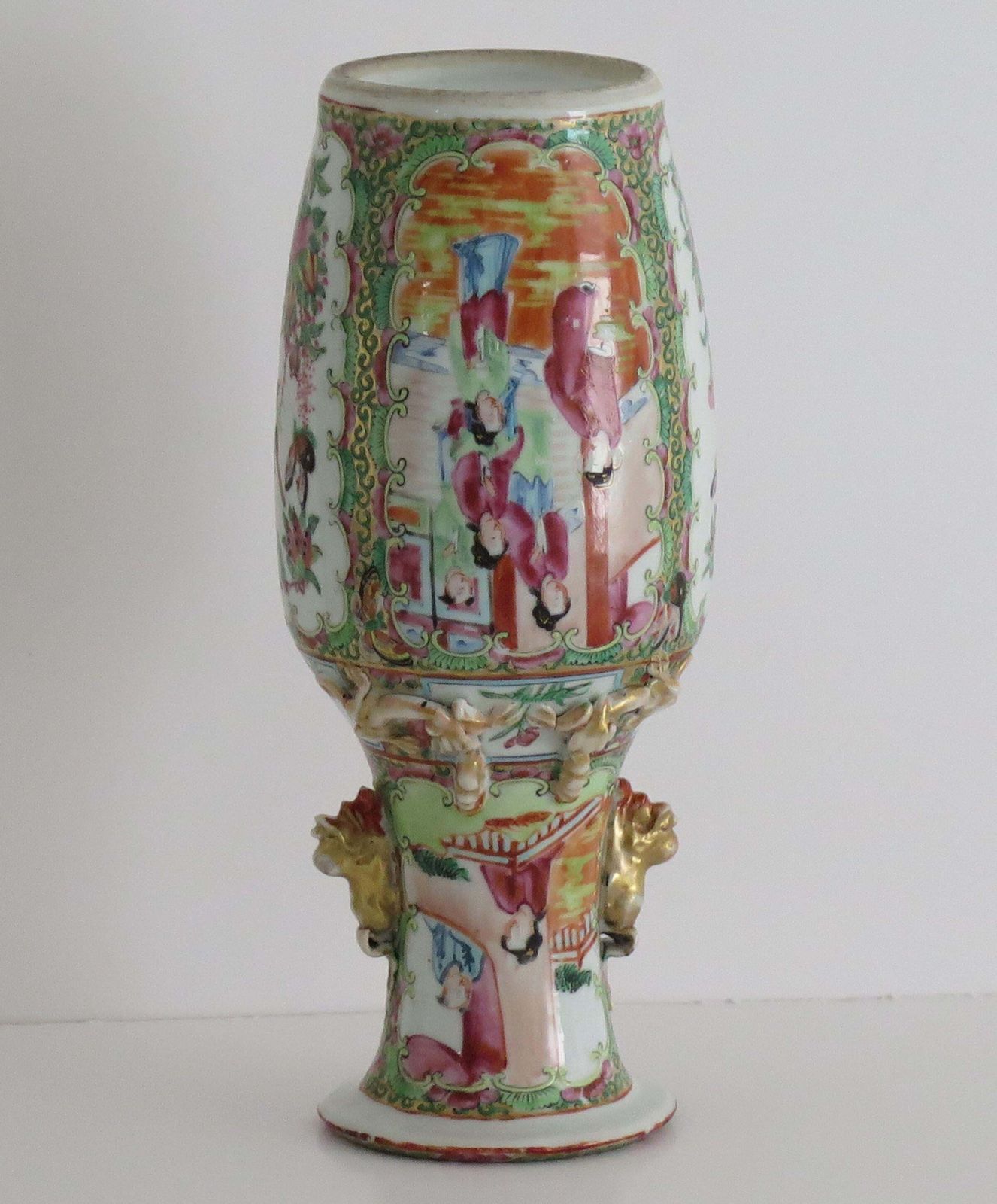 photo vinterior Antique Chinese Export Vase Canton Rose Medallion Porcelain, Qing Circa 1840