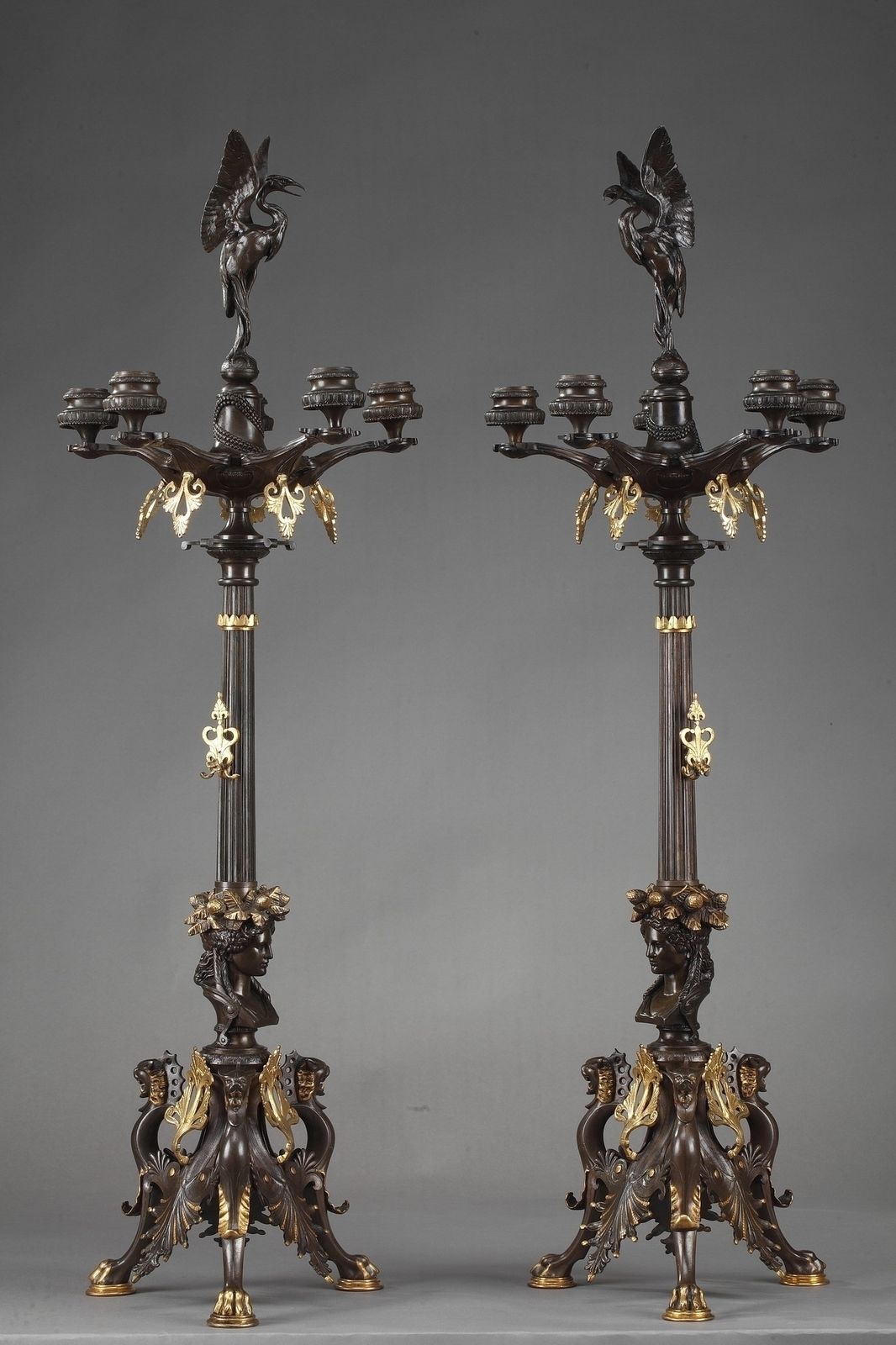 Grand candélabre de style néo-grec en bronze doré et patiné