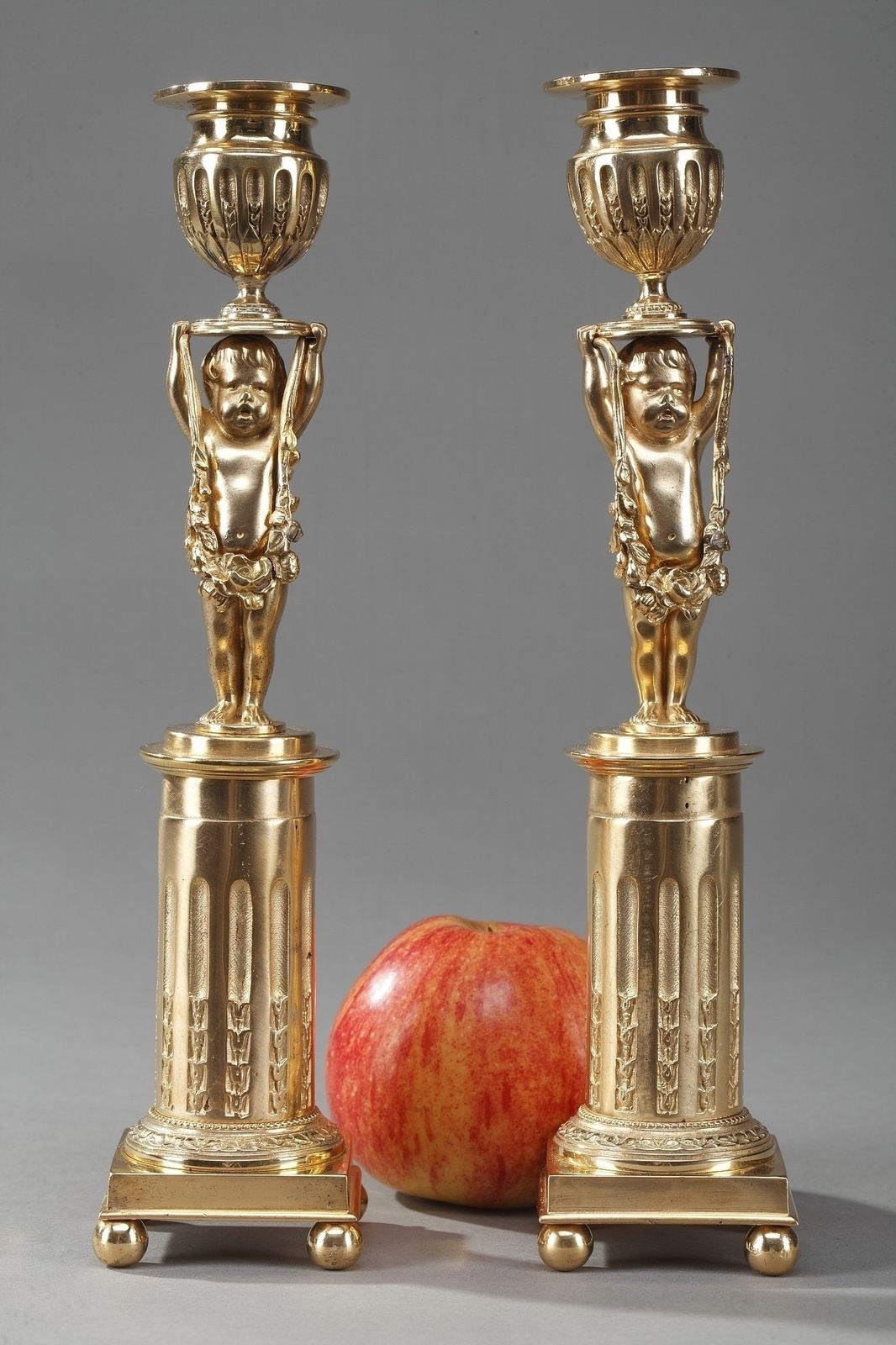 Bougeoirs d'époque en bronze doré ormolu avec putti, XIXe siècle