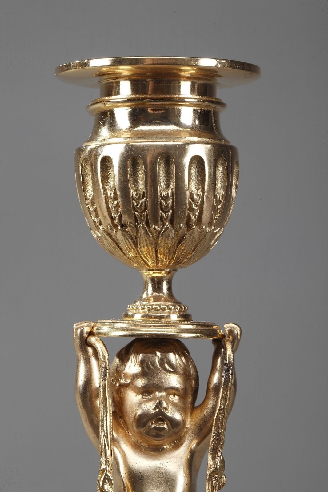 812.0 Bougeoirs d'époque en bronze doré ormolu avec putti, XIXe siècle photo