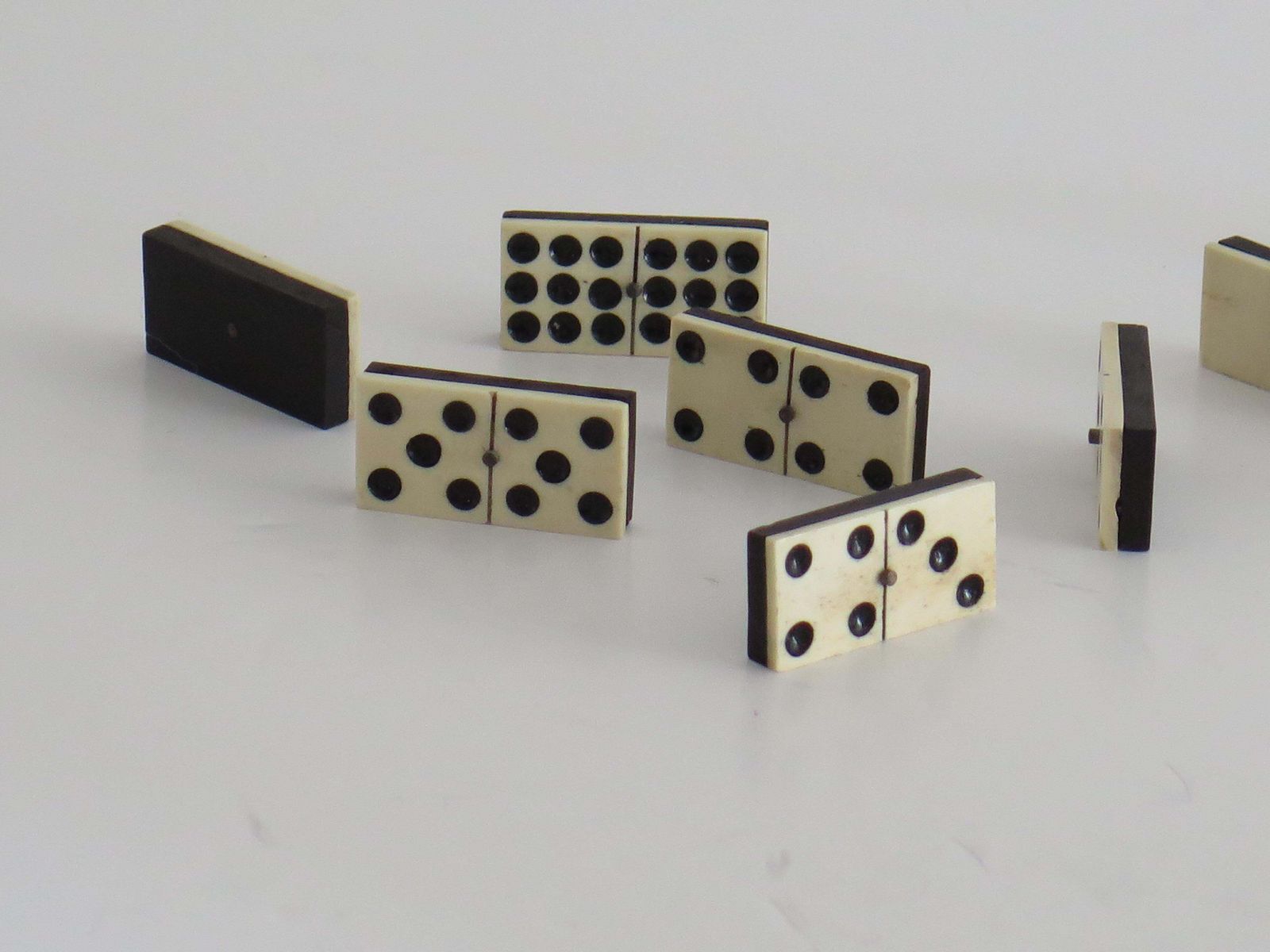 photo vinterior Victorian "9 Spot" Dominoe Game 55 Piece Set In Jointed Hardwood Box, 19th C.