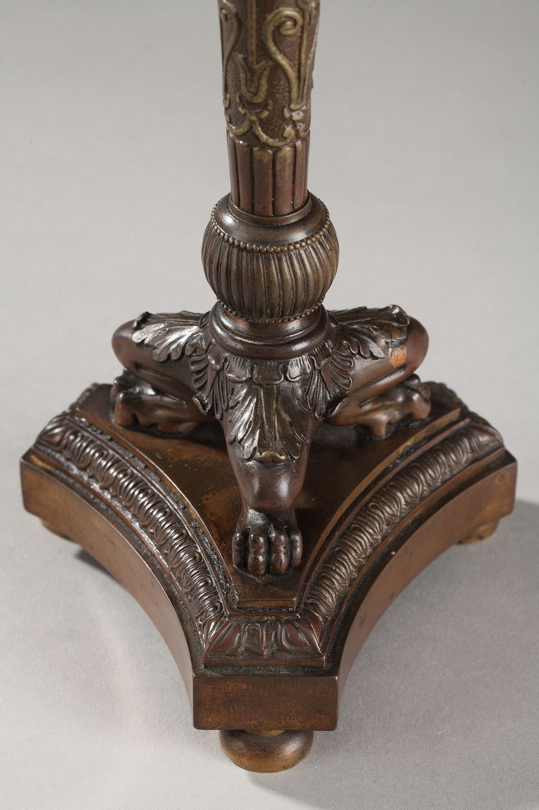 Gepatineerde bronzen kandelaars – Restauratiestijl photo buy