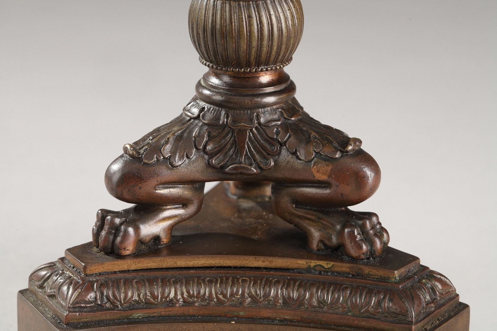 Gepatineerde bronzen kandelaars – Restauratiestijl photo vintage