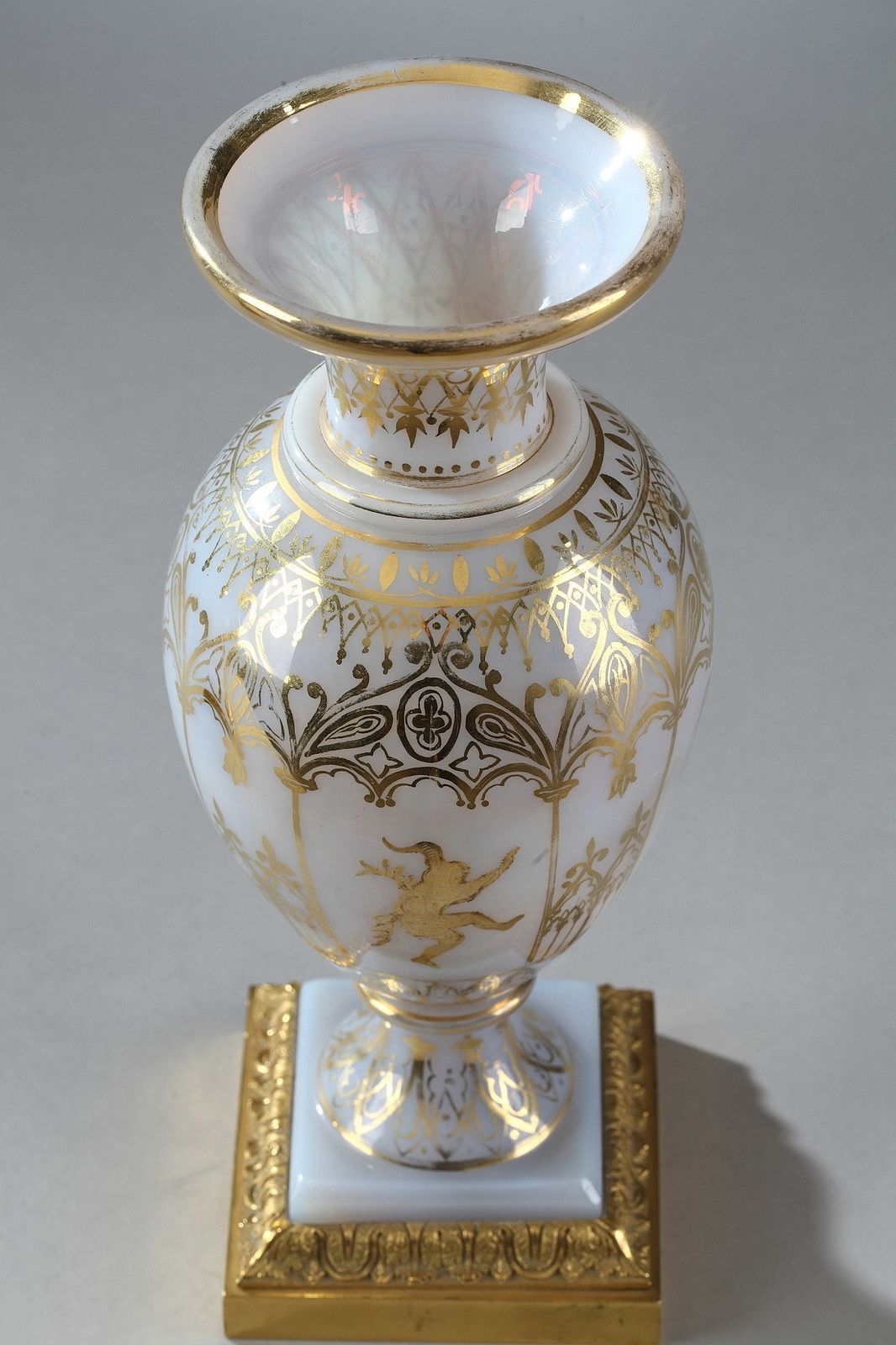 photo vintage Paire de vases en cristal opaline blanc, par Jean Baptiste Desvignes