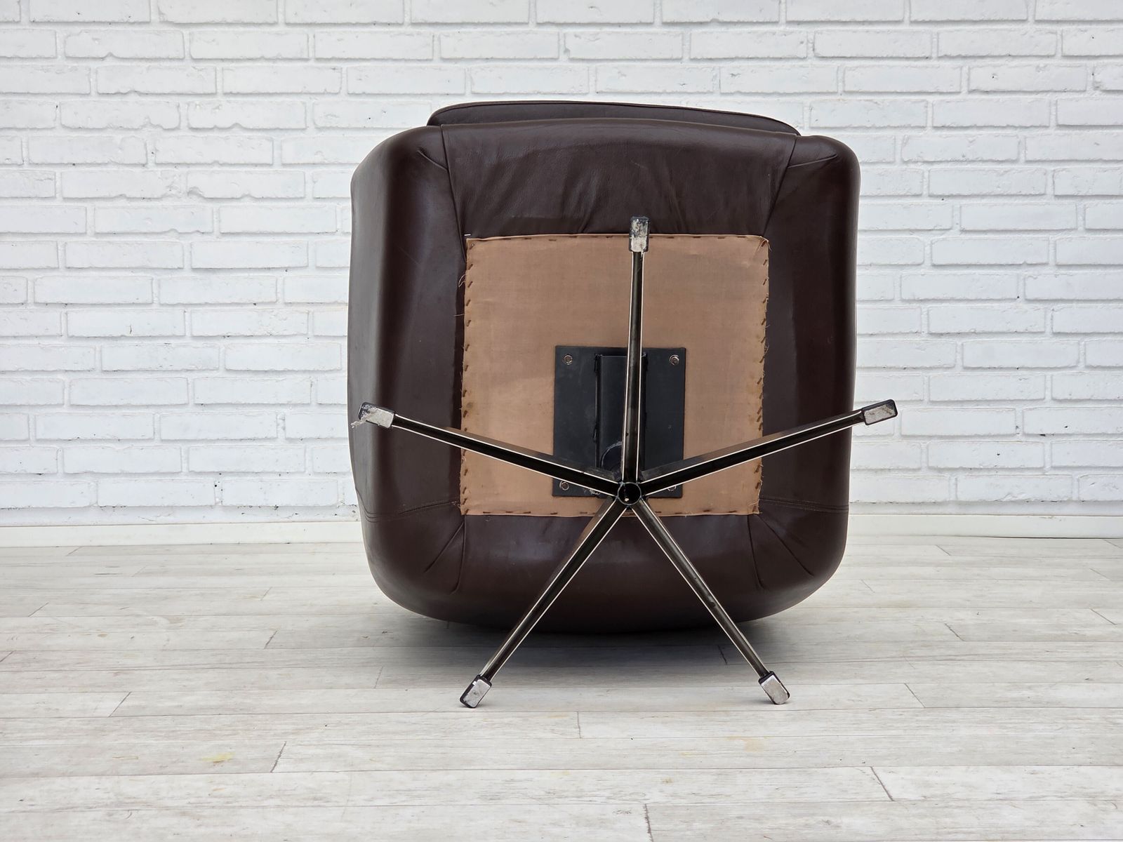 photo vinterior 1970s, Set Of Two Swivel Lounge Chairs With Footstool, Leather.