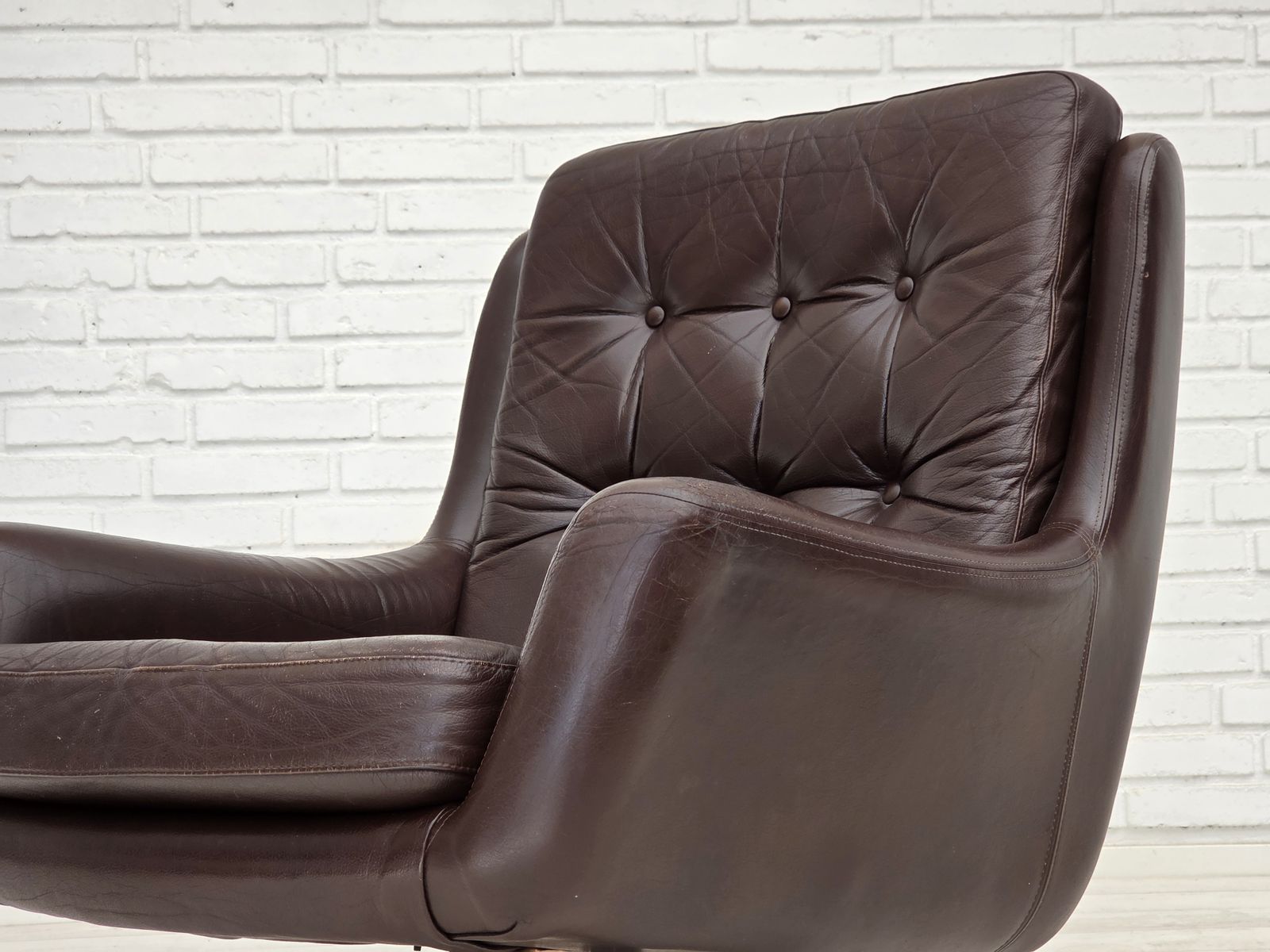 photo vintage 1970s, Set Of Two Swivel Lounge Chairs With Footstool, Leather.
