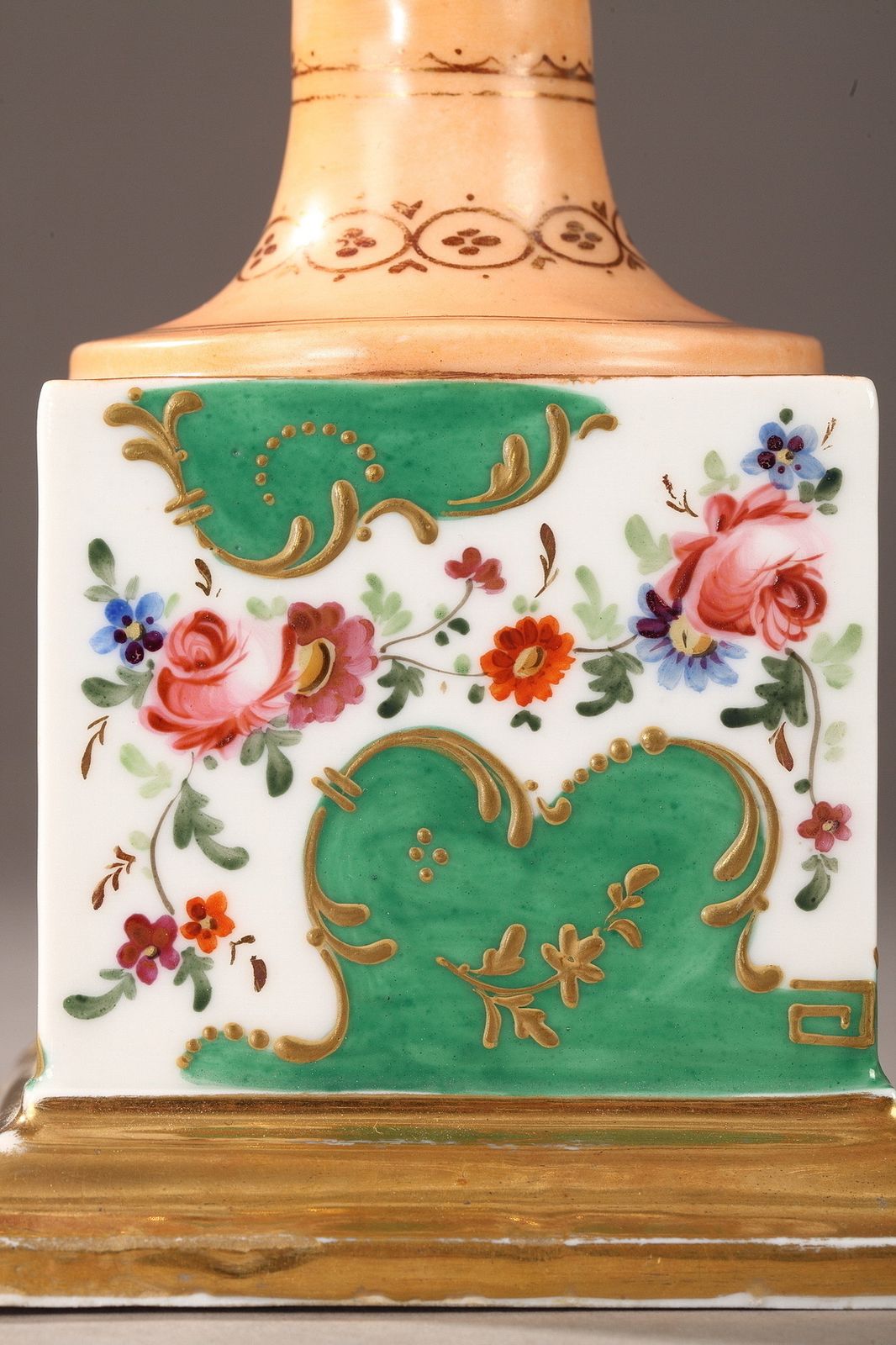 1771.0 Paire de vases Médicis en porcelaine, période Louis-Philippe photo