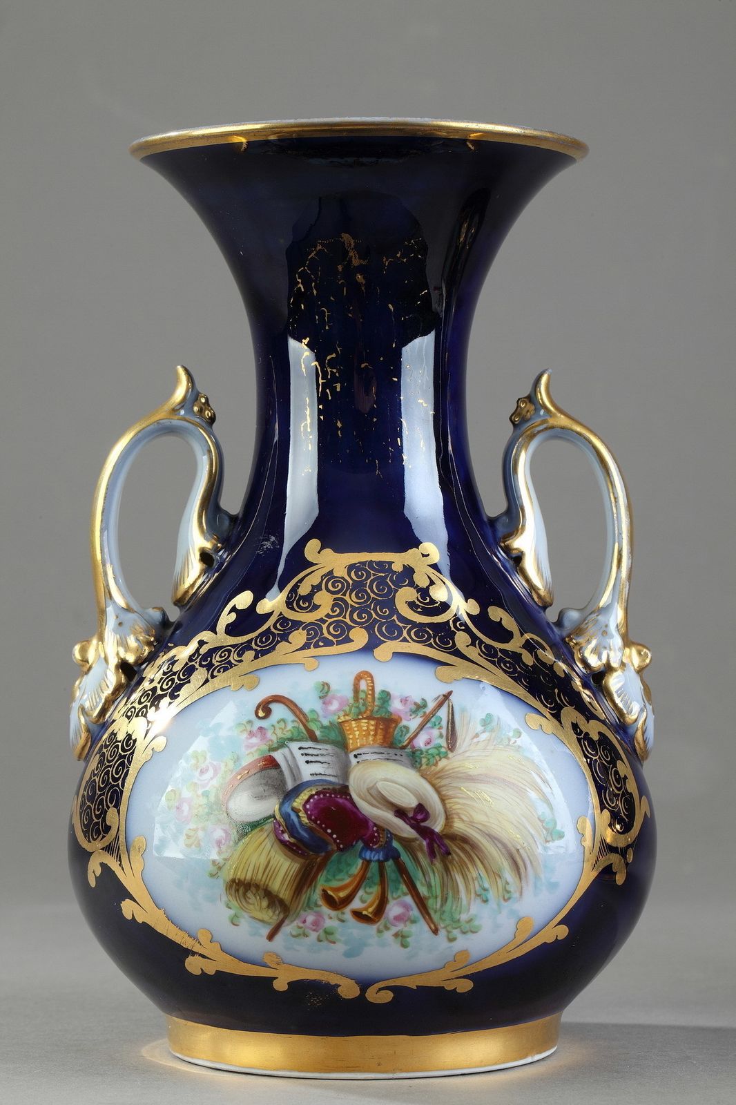 Paire de vases en porcelaine Valentine, milieu du XIXe siècle photo buy