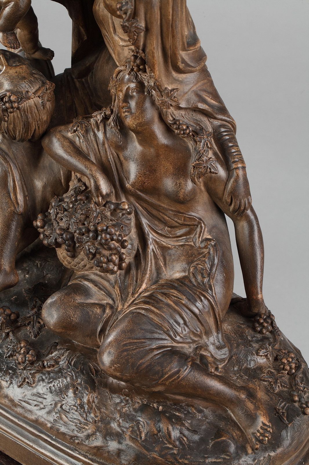 Groupe en terre cuite du XIXe siècle « Bacchus et les Bacchantes célébrant la vendange » photo vinterior