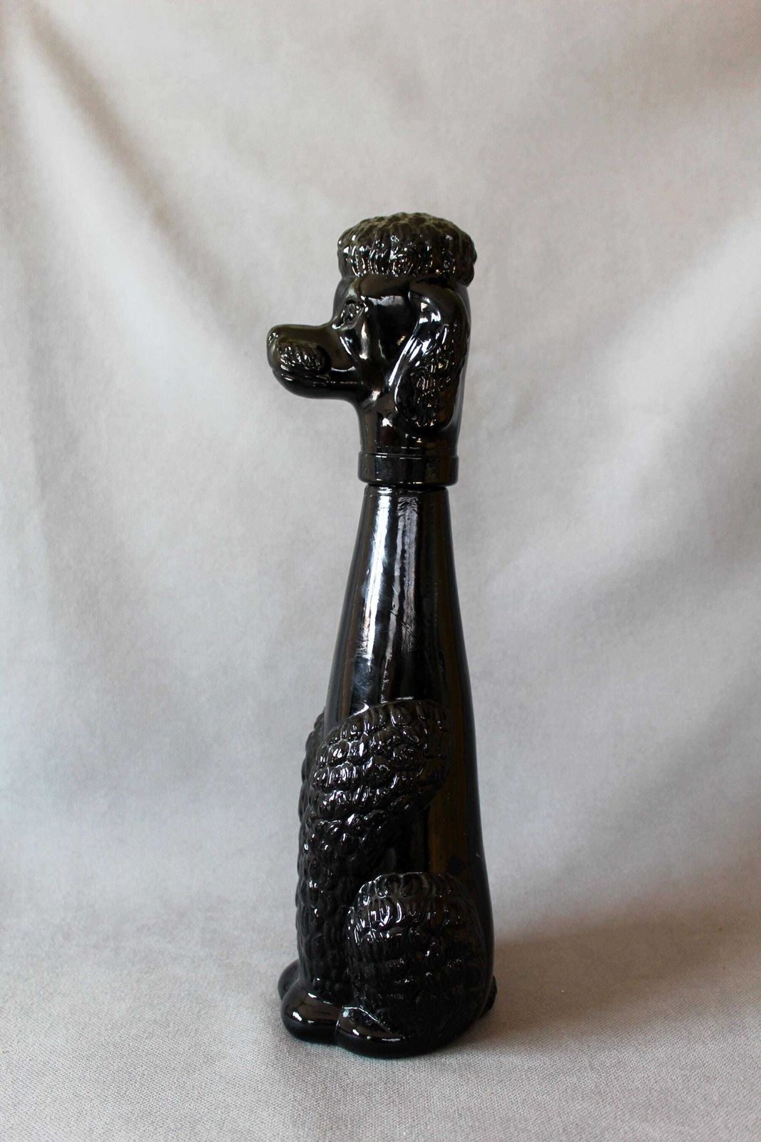 Hoge Mid Century Vintage Zwarte Glazen Poedel Karaf, Fles In Hondvorm Met Deksel Als Kop, Italiaans Of Frans, Met Plastic Binnenbeker, Zittend photo for sale