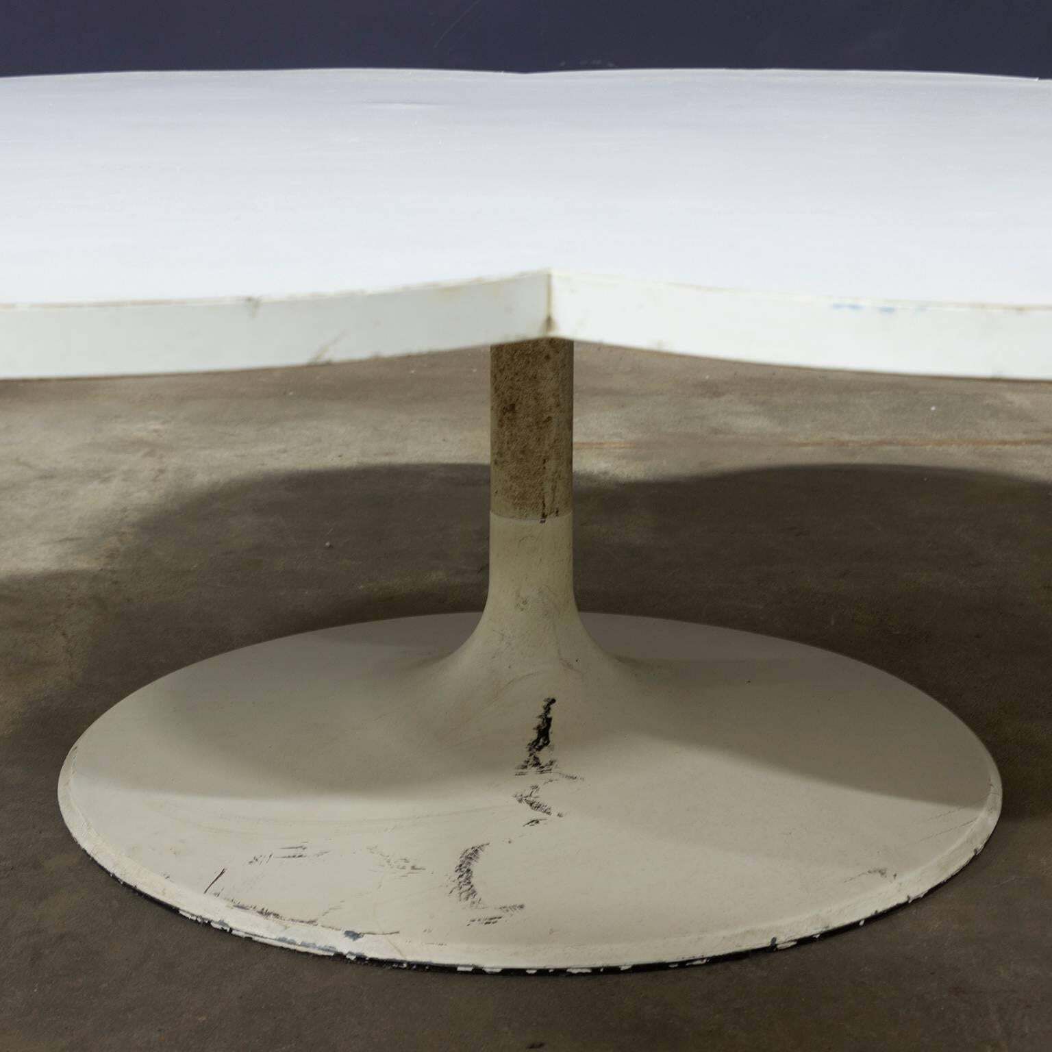 photo furniture 1960, Kho Liang Ie For Artifort, White Laminate Pop Art "Le Cloud" Coffee Table