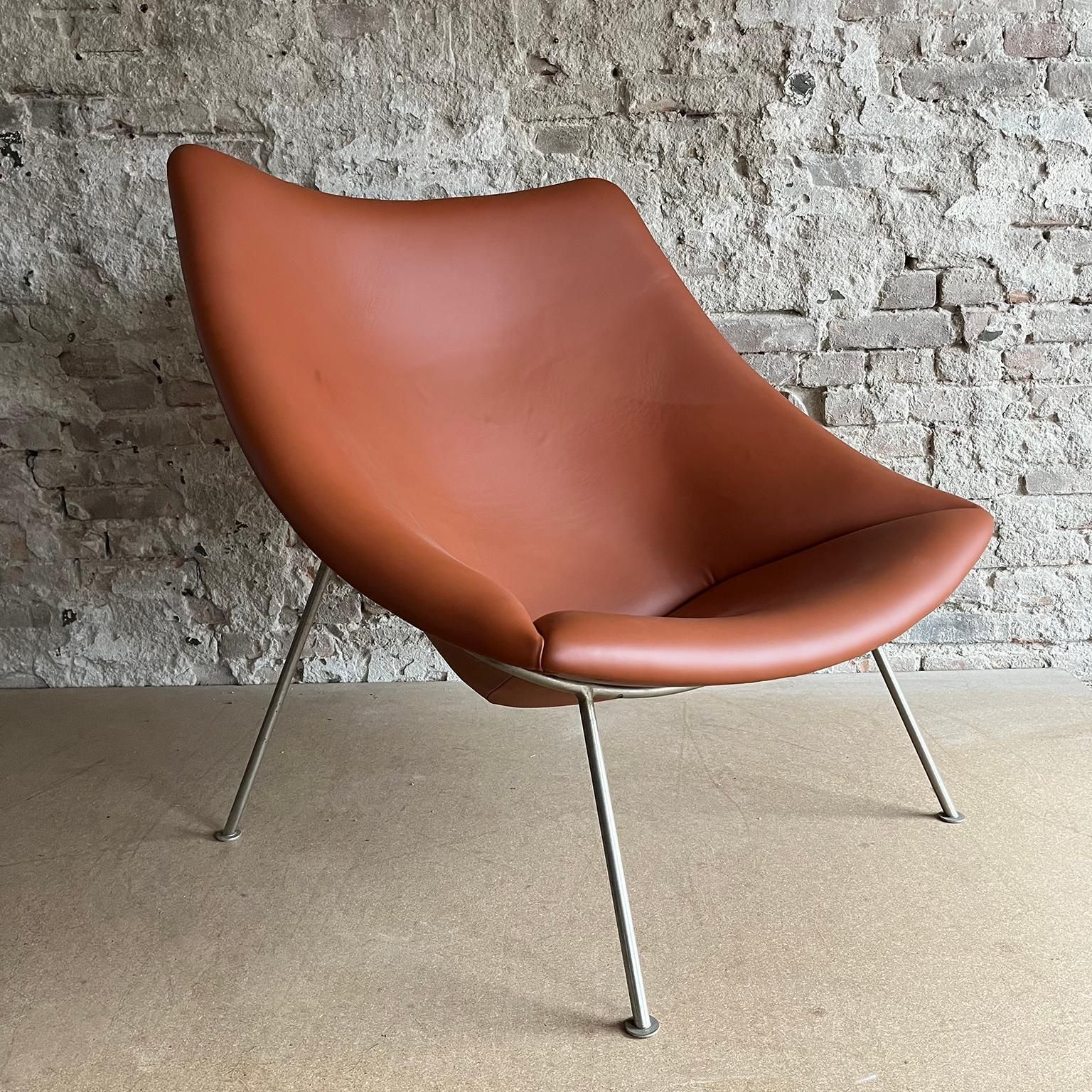 photo furniture 1959, Pierre Paulin, Large Early Oyster, Easy Chair F157 In Brown Leather