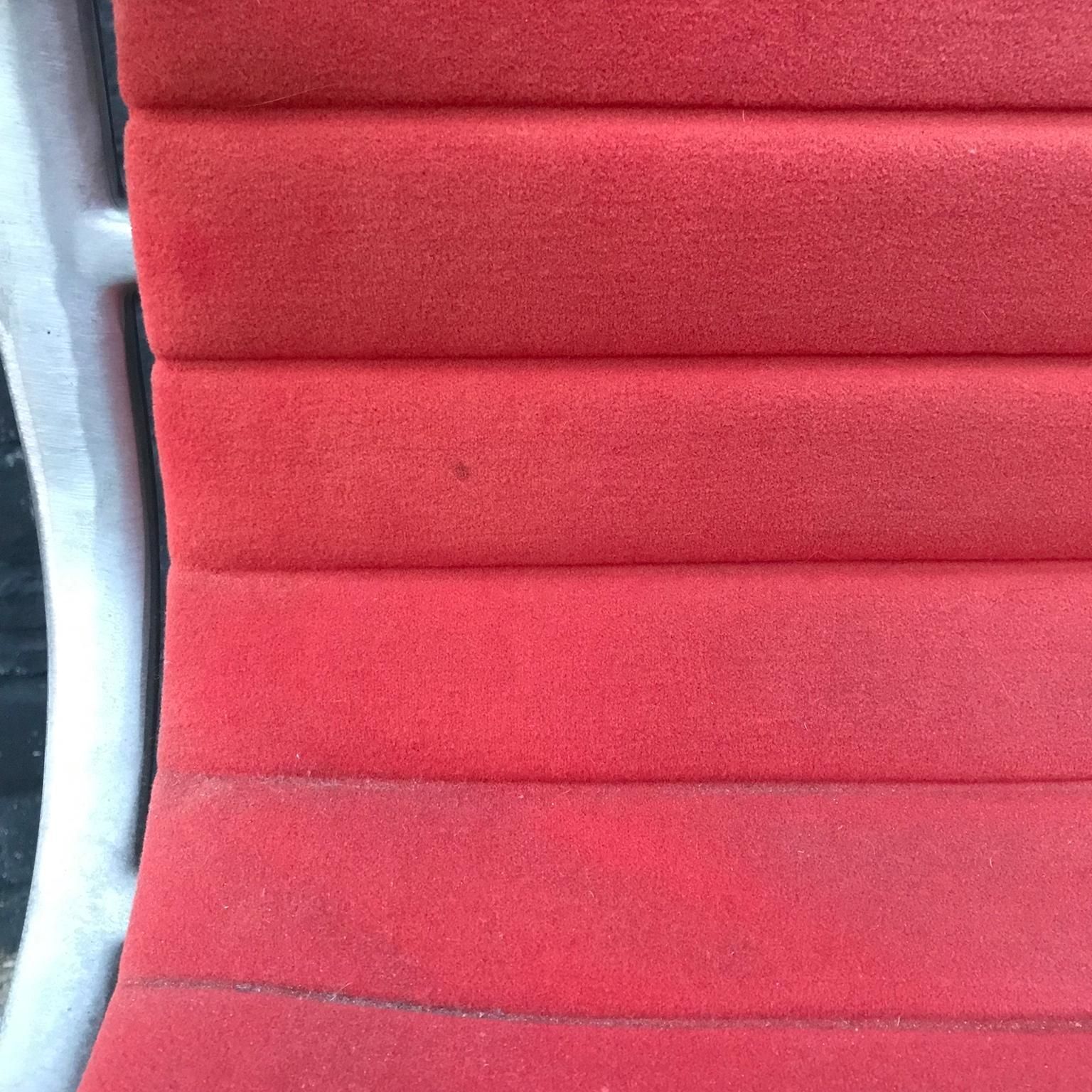 photo vintage 1958, Ray And Charles Eames Red Adjustable Tilt Office Chair With Five Wheels