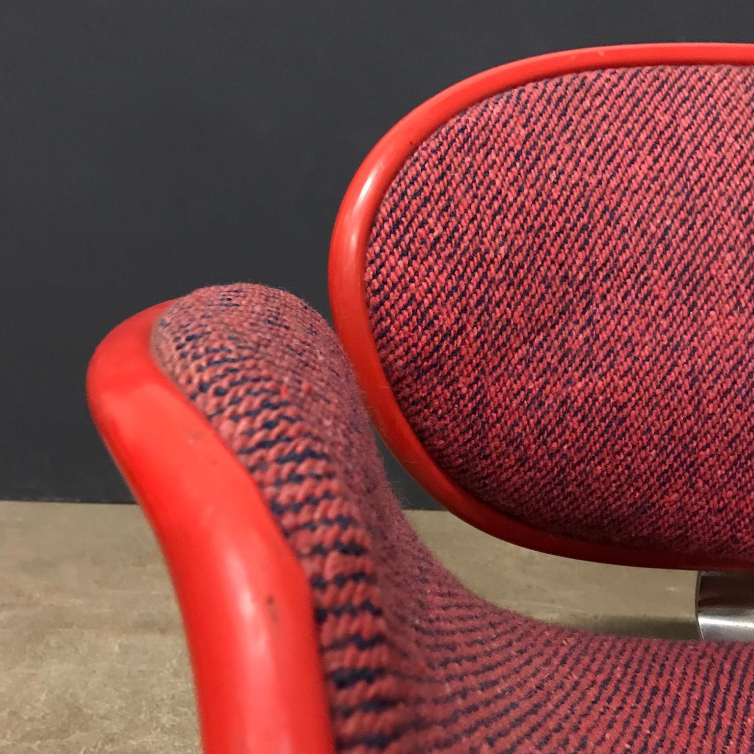 photo furniture 1965, Pierre Paulin For Artifort, Set Early Original Base And Red Blue Fabric