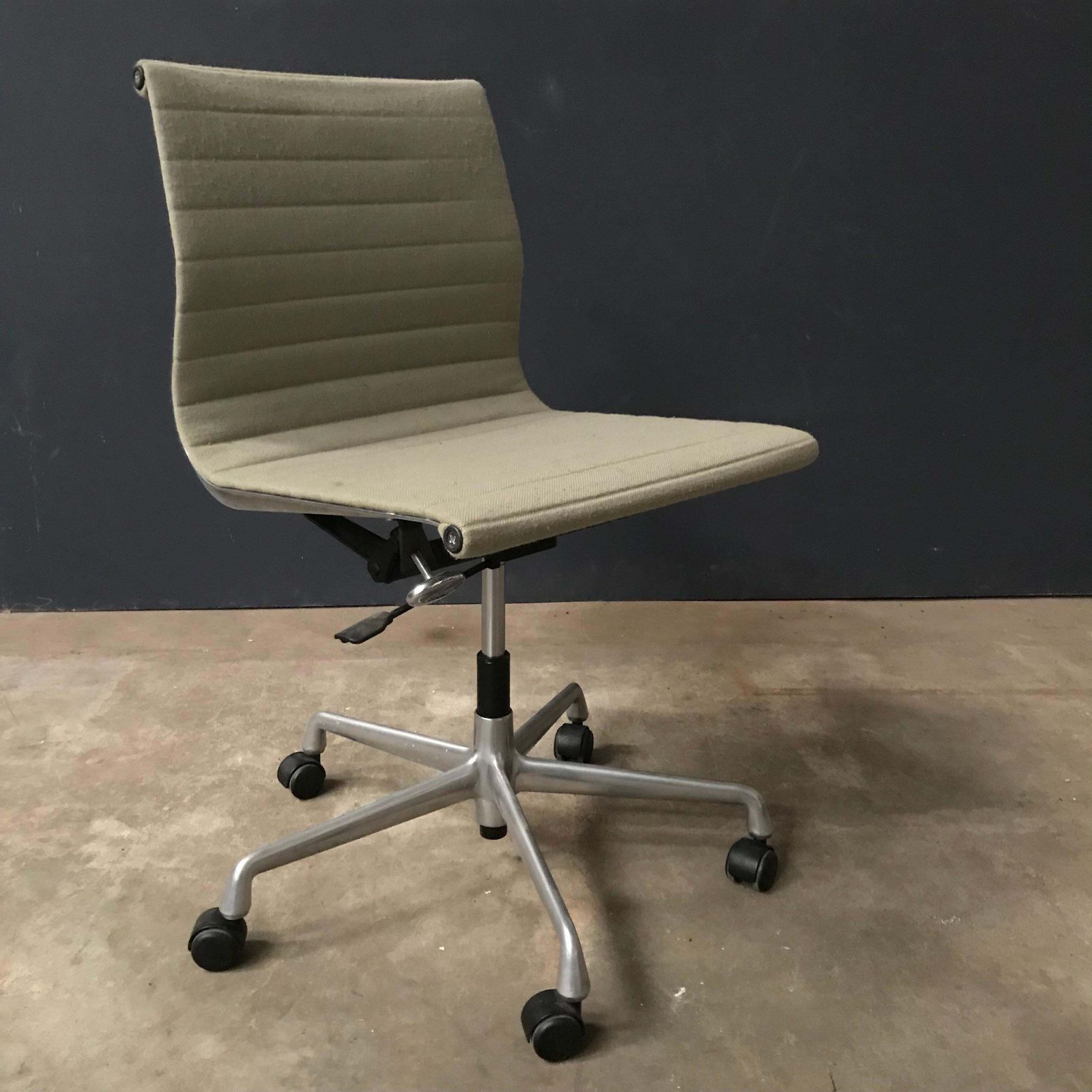 Furniture 1958 Ray And Charles Eames, Fabric, Adjust, Tilt, Office Chair 4 Wheels No Arms photo