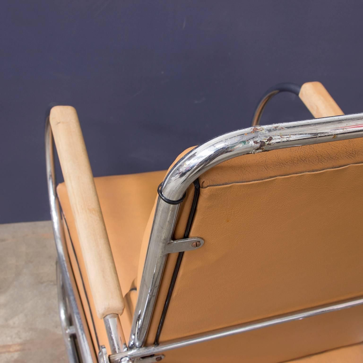 photo furniture Adjustable Tubular Easy Chair In Original Leather + Wooden Armrests, Circa 1930