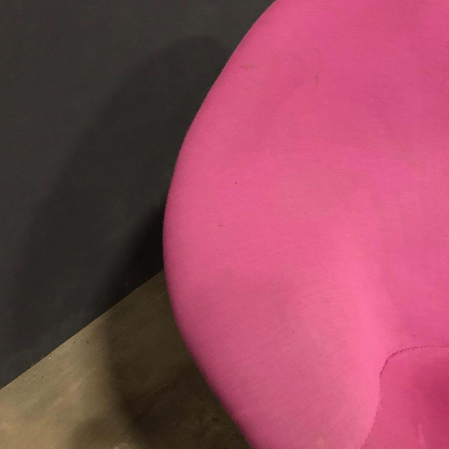 photo vintage 1959, Pierre Paulin For Artifort, Early Globe Chair In Pink Fabric