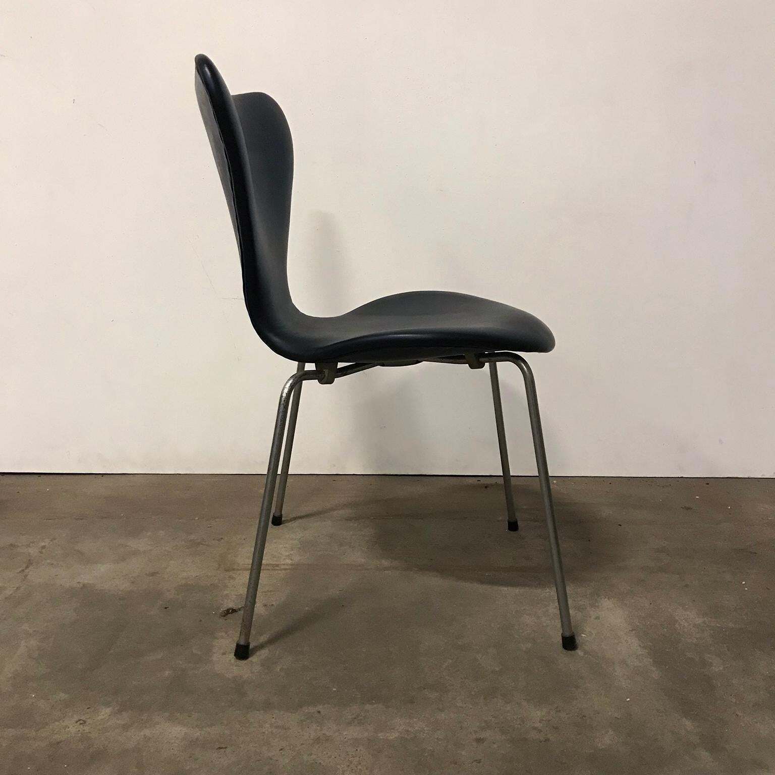 1955, Arne Jacobsen, Early Vintage Black Faux Leather 3107 Butterfly Chair photo furniture