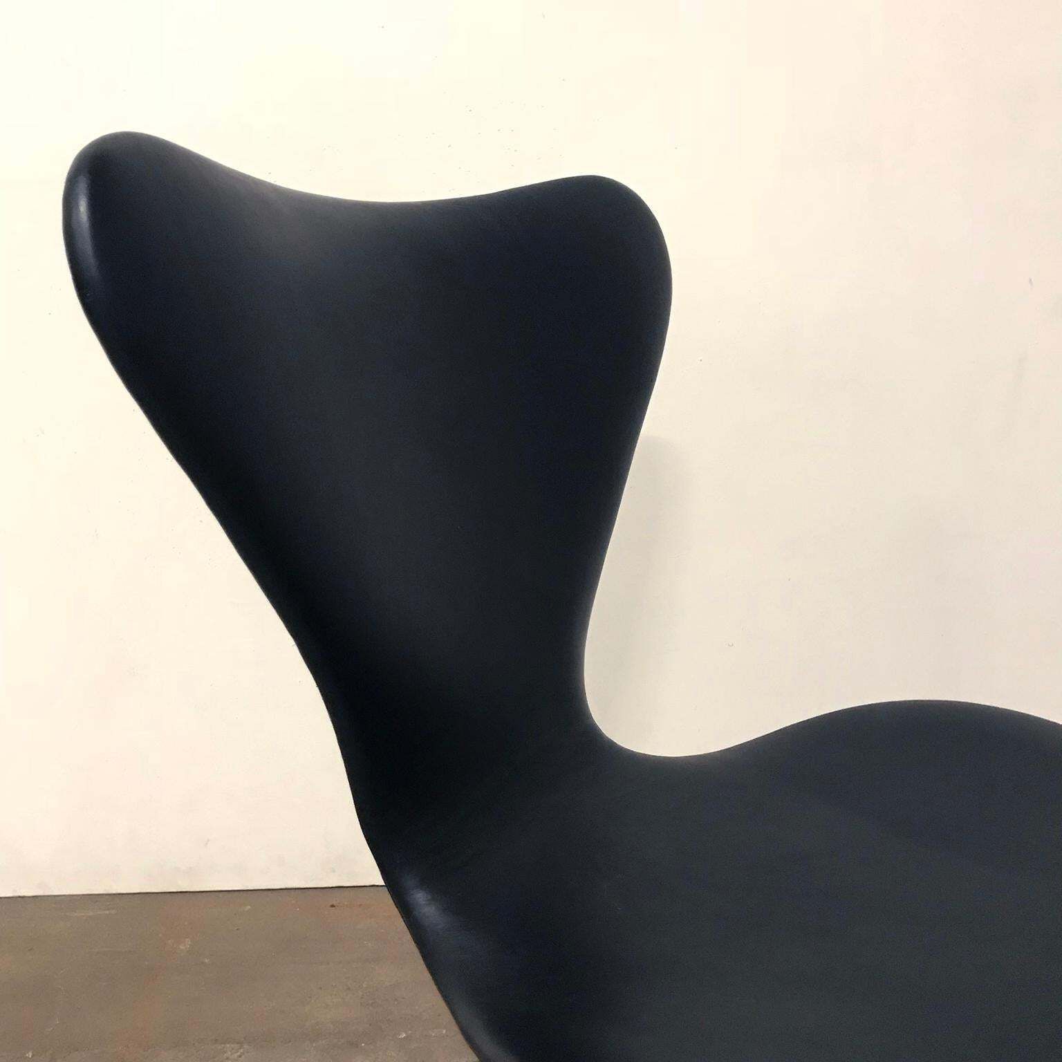 470.0 1955, Arne Jacobsen, Early Vintage Black Faux Leather 3107 Butterfly Chair photo