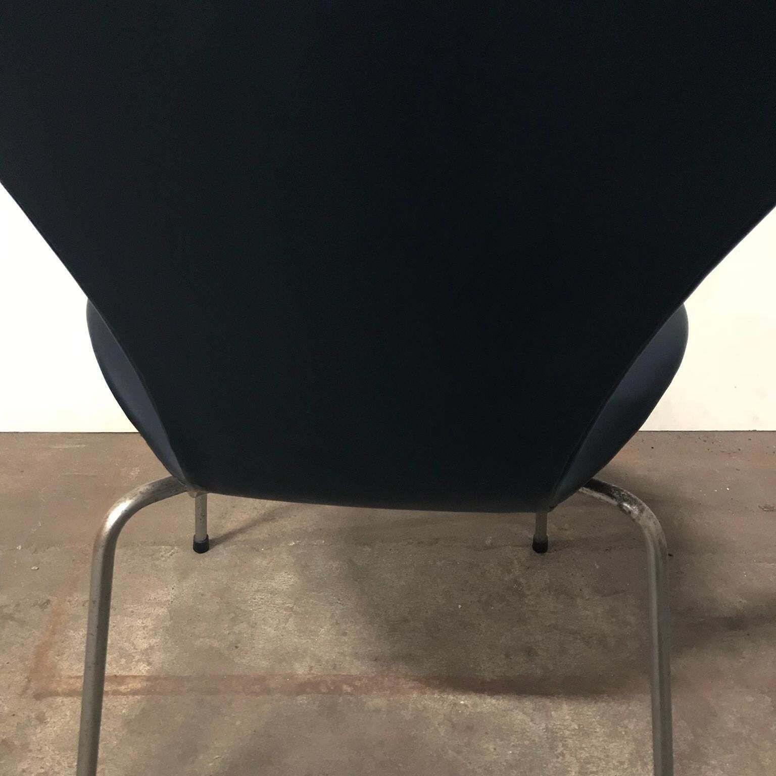photo vintage 1955, Arne Jacobsen, Early Vintage Black Faux Leather 3107 Butterfly Chair
