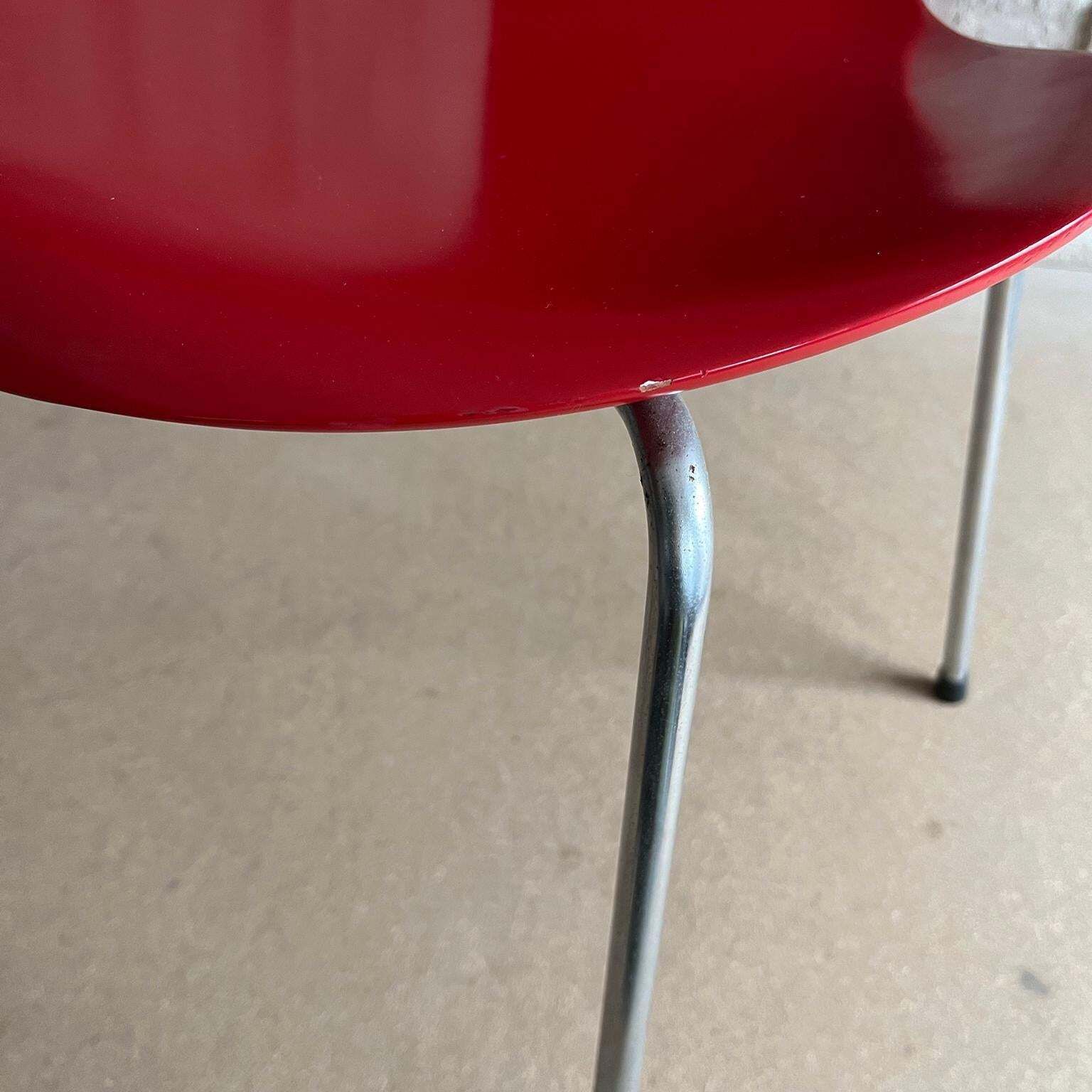 photo vintage 1955, Arne Jacobsen, Set Of Two Early Vintage Red Painted 3107 Butterfly Chairs