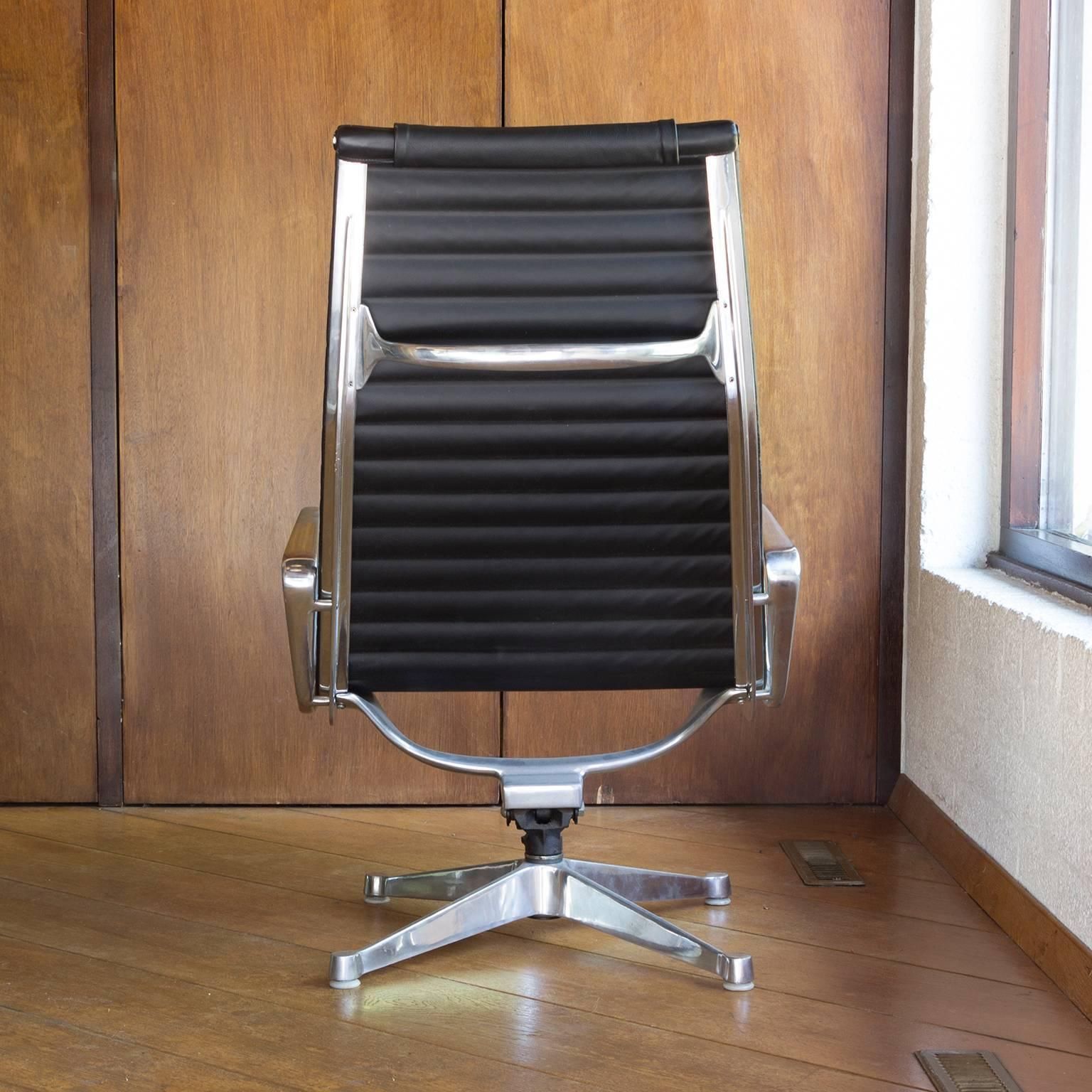 1958, Ray & Charles Eames For Herman Miller, Lounge Chair Ea 124 + Ea 125 photo Furniture
