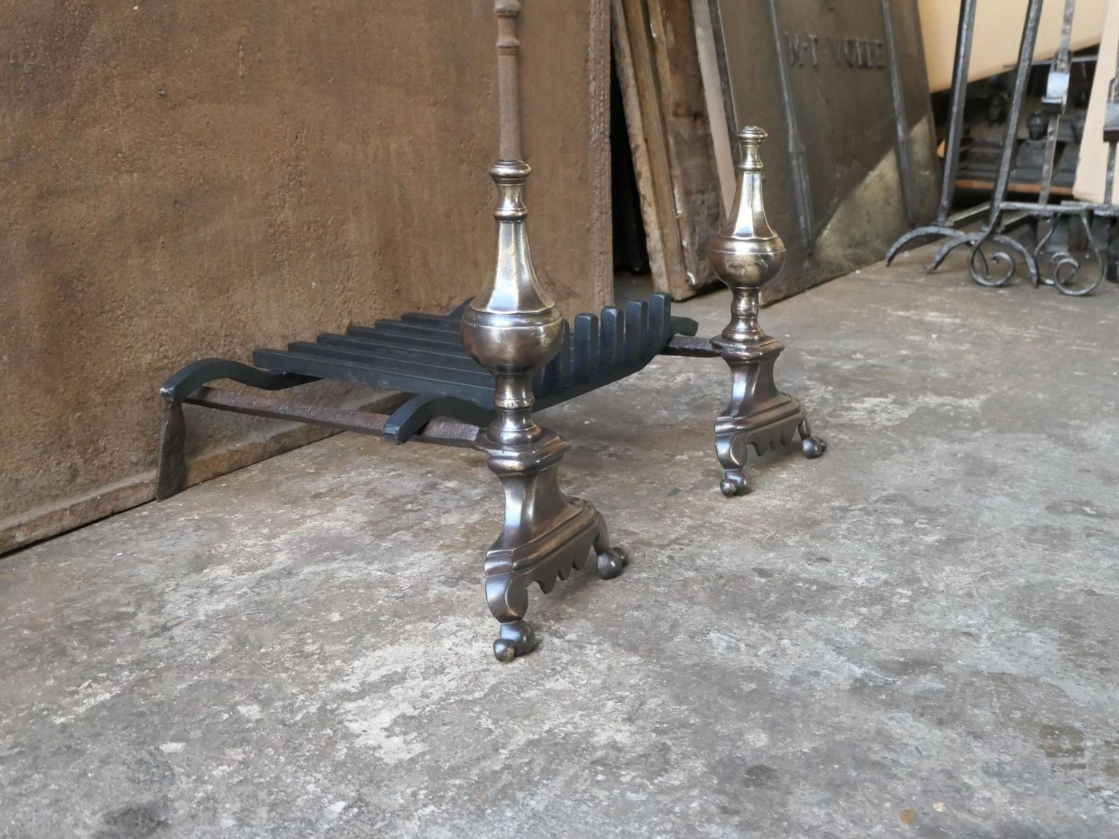 photo vintage French Louis XIV Period Fireplace Andirons Or Fire Grate, 17th Century