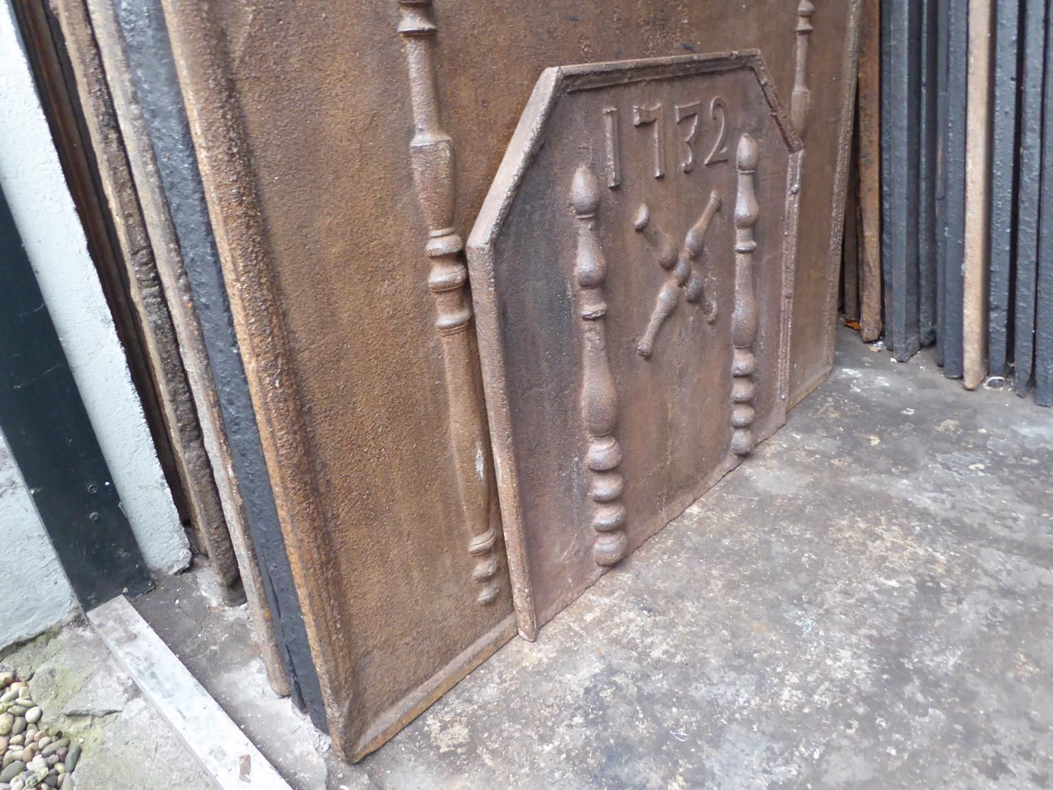 photo furniture 18th Century French Louis XIV 'Saint Andrew's Cross' Fireback / Backsplash