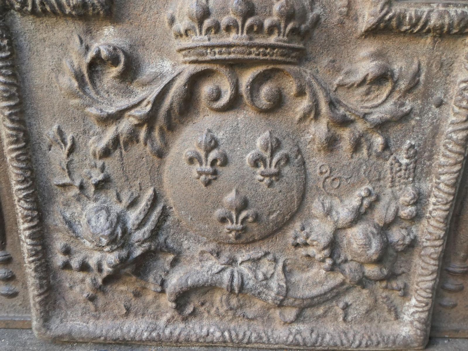 photo furniture 18th Century French Louis XV 'Arms Of France' Fireback / Backsplash