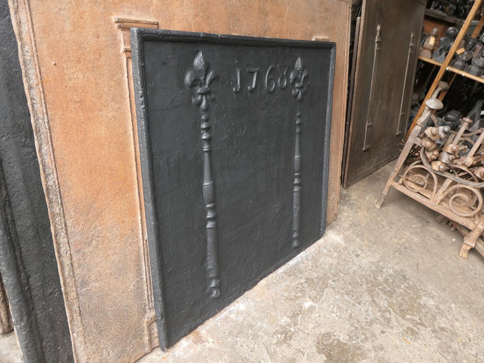 photo vinterior 18th C. French Louis XV Fireback / Backsplash With Pillars And Fleurs De Lys