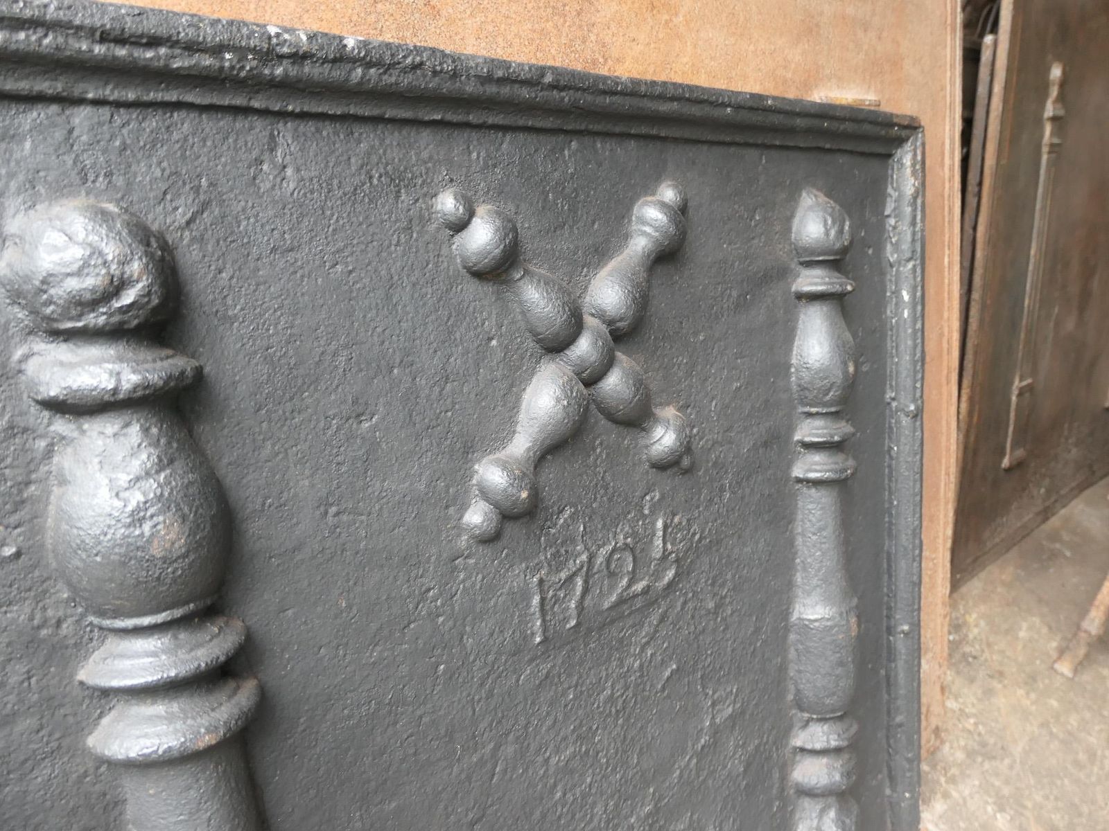 photo vinterior Antique Louis XIV 'Pillars With Saint Andrew's Cross' Fireback / Backsplash