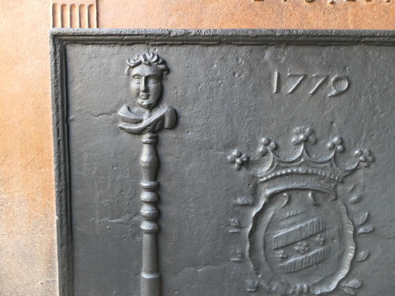 photo vinterior 18th Century French Louis XV 'Coat Of Arms' Fireback / Backsplash, Dated 1779