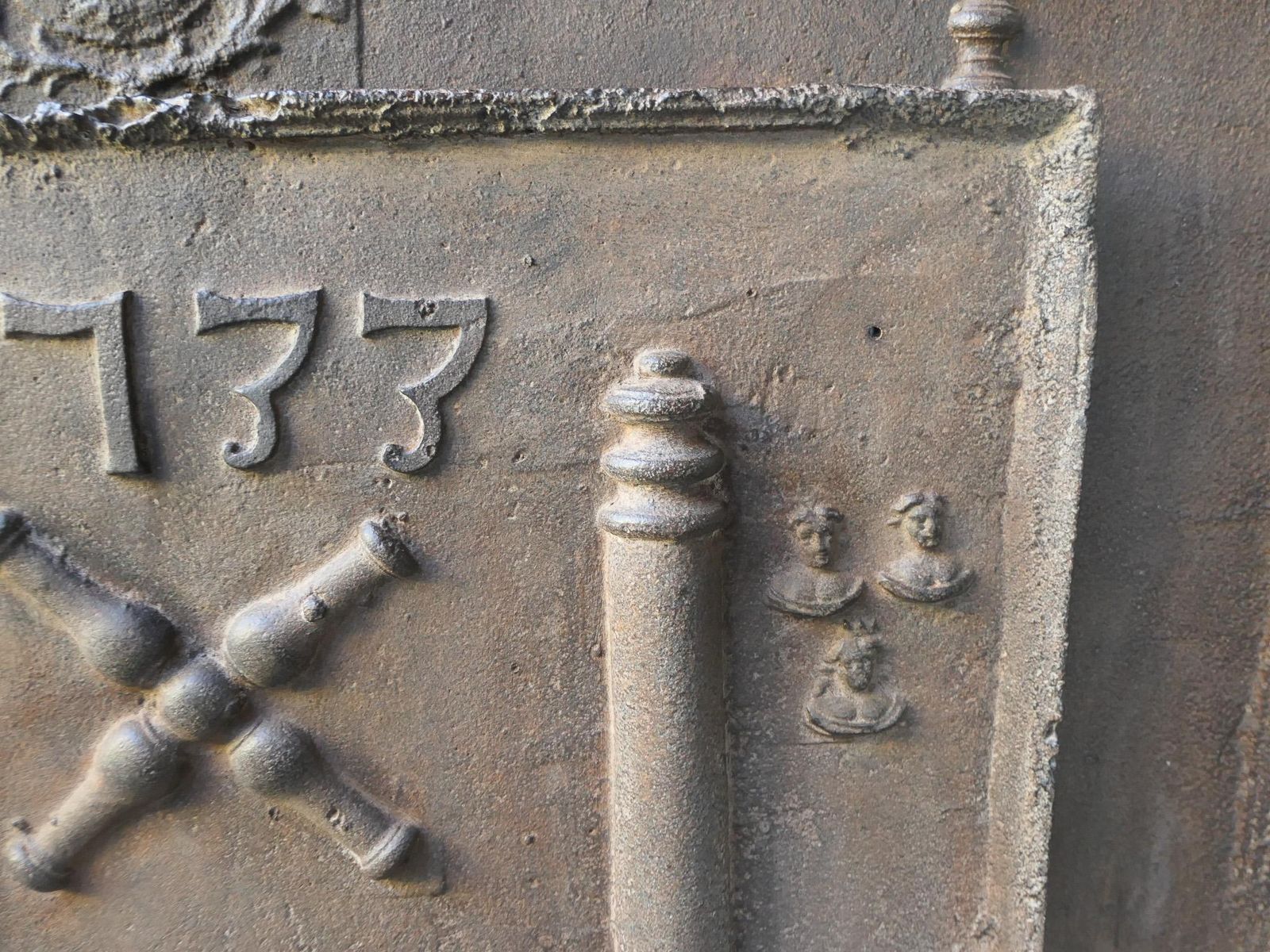 Home Fixtures 18th C. Louis XIV 'Pillars With Saint Andrew's Cross' Fireback / Backsplash photo