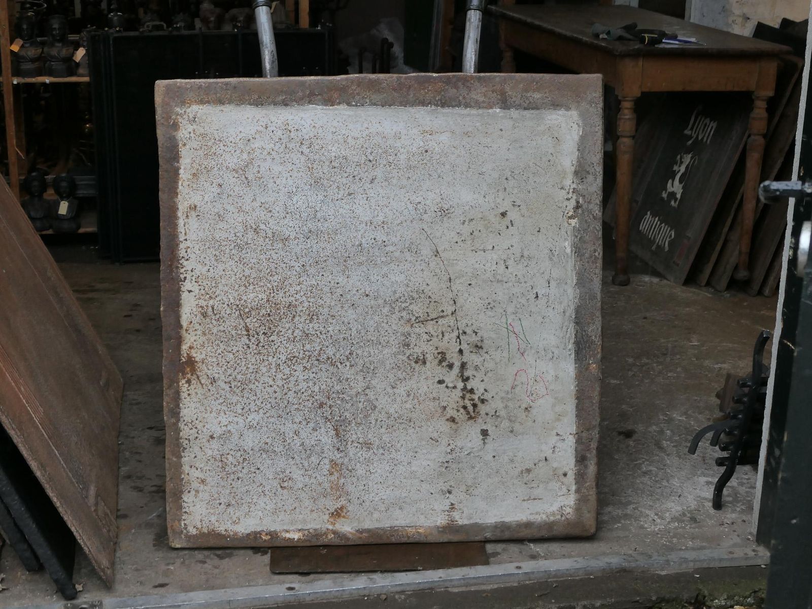 photo vinterior Antique Louis XIV 'Pillars With Saint Andrew's Cross' Fireback / Backsplash