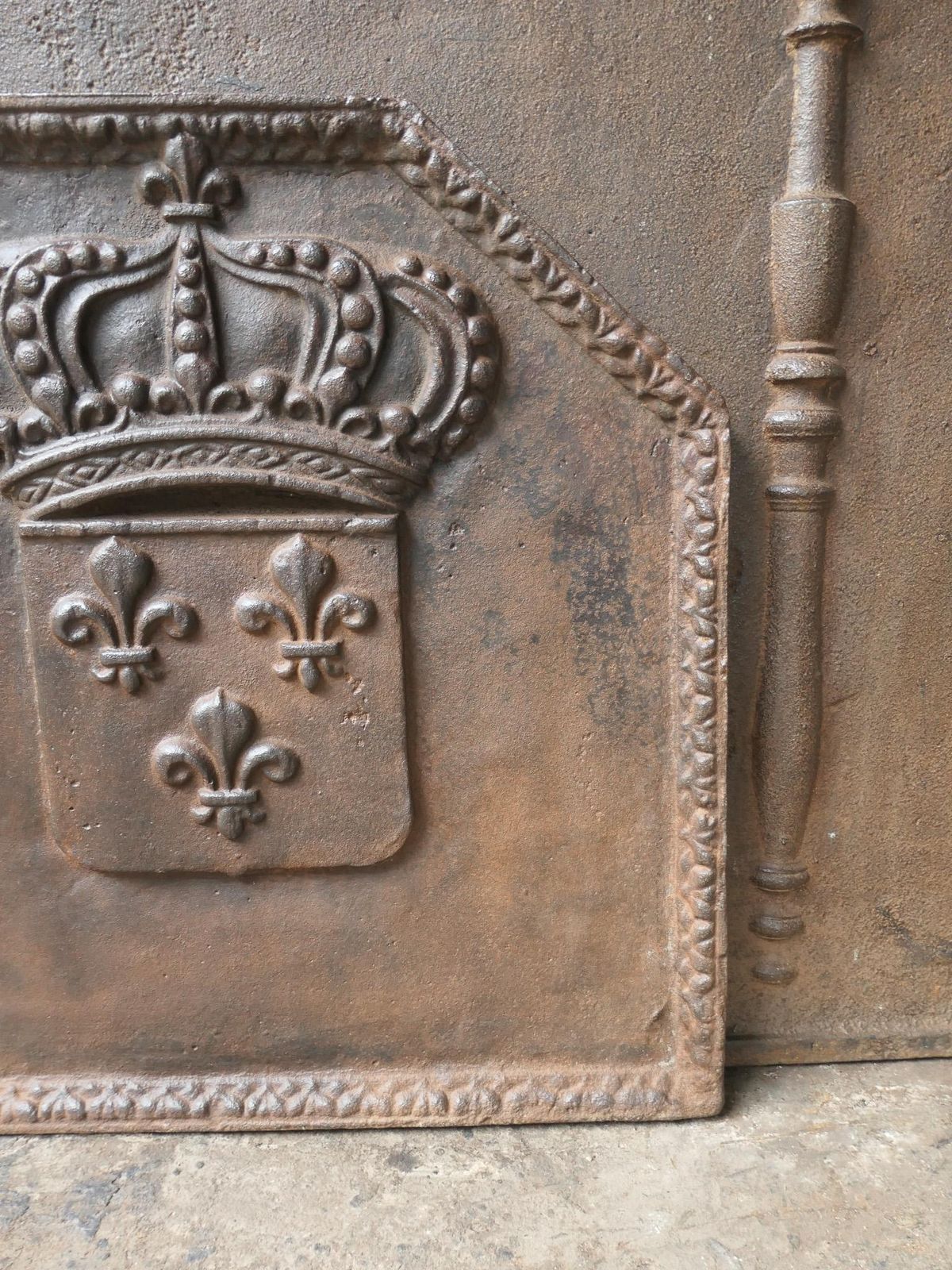 photo furniture 18th Century French Louis XV 'Arms Of France' Fireback / Backsplash