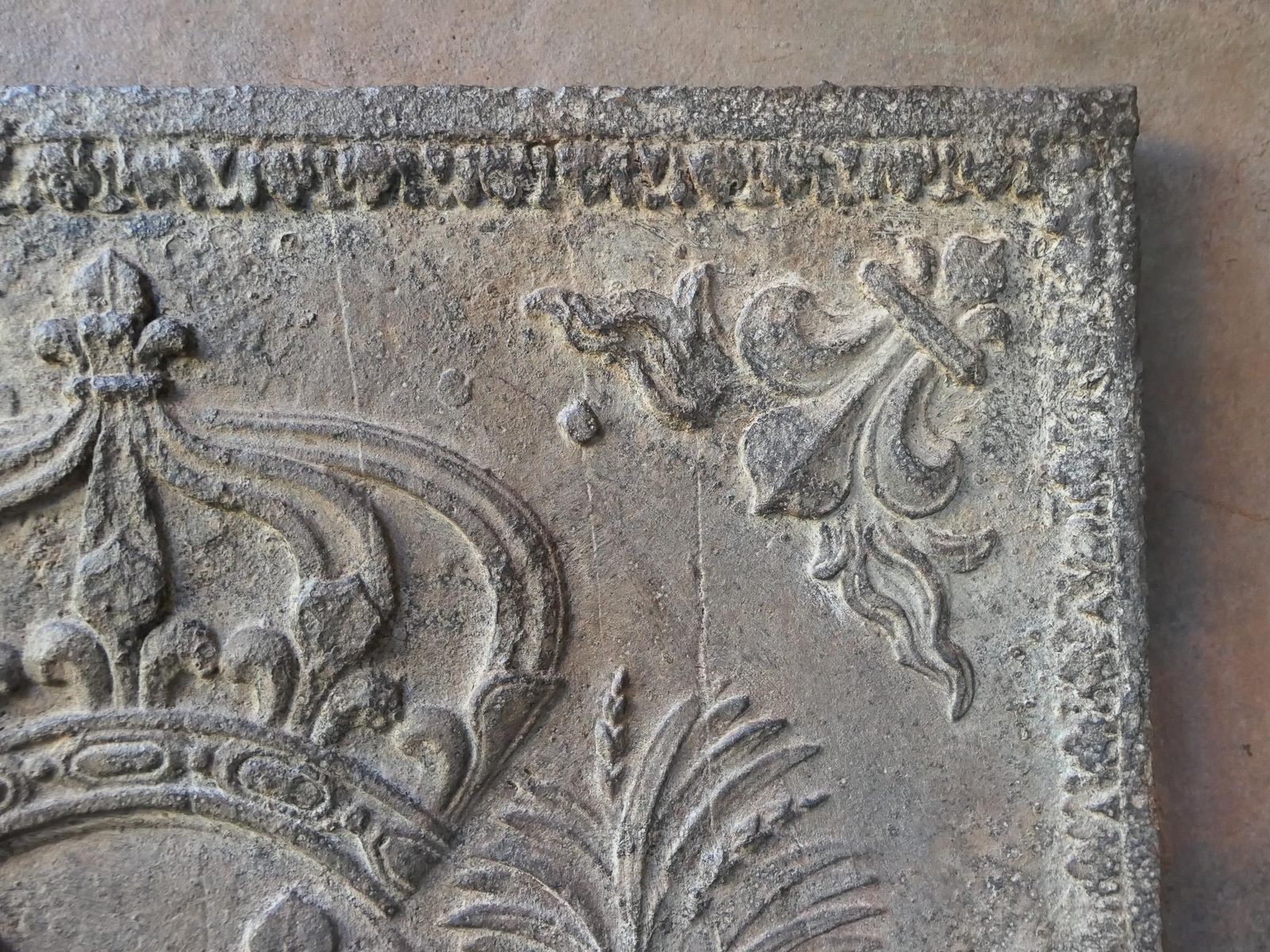 photo furniture 17th 18th Century French Louis XIV 'Arms Of France' Fireback / Backsplash